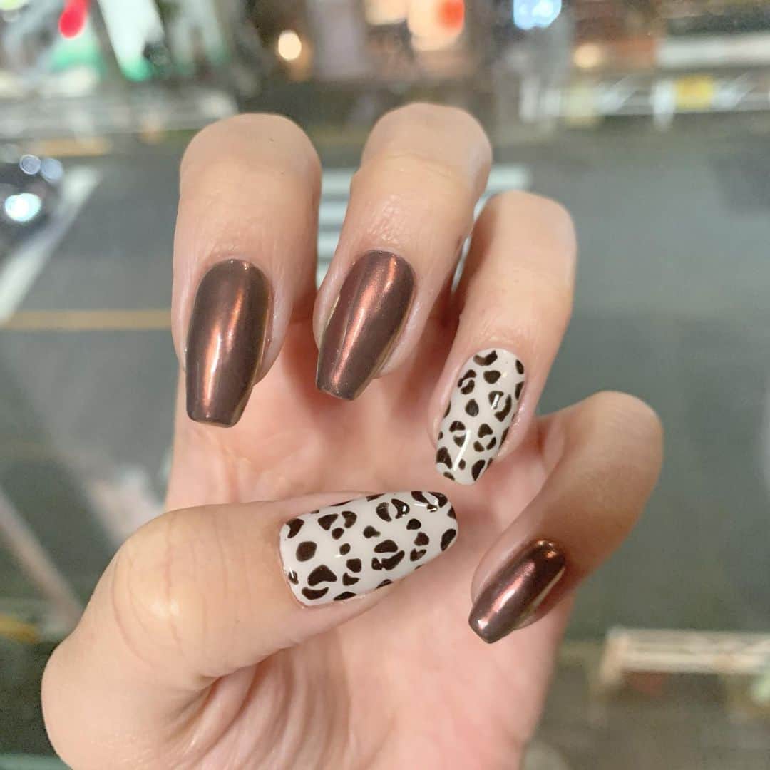 RUBY&ONYX by Kanako Miuraのインスタグラム：「🐆my nail🐆 ・ ・ ・ 10/29 15:00〜(シンプル) 10/31 12:00〜,15:00〜,18:00〜 11/01 12:00〜 .13:30〜 17:30〜  ご案内可能です🥰  そのほかのお時間もお問い合わせください💫  お子様もお隣に座れるルームや個室もございます💡 ・ ・ 🌿月額制もやってます🌿 ○プレミアム会員(ハンド&フット)¥29,800(税抜)・ ○ハンドレギュラー会員¥14,800(税抜)・ ○フットレギュラー会員¥14,800(税抜)・ ・ それぞれ全てのメニューが月に何度でもご利用頂けます。  ご予約、お問い合わせはDMまたは 0354595882 LINE ID：@ rubynail までお気軽にどうぞ💫  #daikanyama#nailsalon#nail#gelnail#rubyandonyx#handnail#mode#cool#studs#menscare#ART#autumnnails#メンズネイル#メンズケア#定額制ネイル#通い放題#ジェルネイル#ネイル#ノーサンディング#ショートネイル#代官山ネイルサロン#トレンドネイル#秋ネイル」