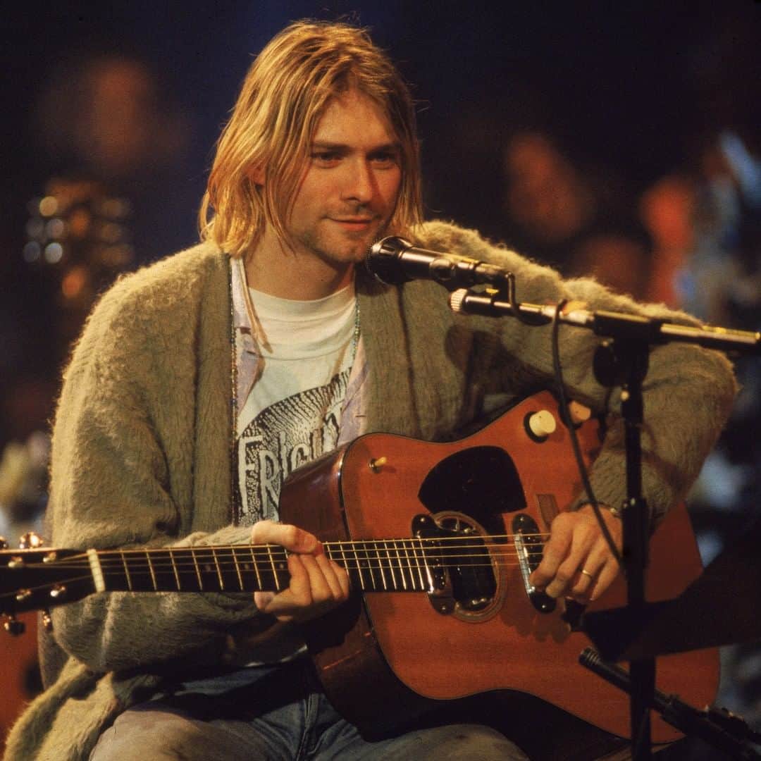 HYPEBEASTさんのインスタグラム写真 - (HYPEBEASTInstagram)「@hypebeastmusic: Kurt Cobain’s cardigan from his iconic ‘MTV Unplugged’ performance has sold for $334,000 USD at @juliens_auctions in New York, after previously being purchased in November 2015 for $137,500 USD. The olive green sweater remains unwashed for 25 years since the Nirvana frontman’s death, and features cigarette-burns and stains. ⁠ Photo: Frank Micelotta/Getty Images」10月28日 18時25分 - hypebeast
