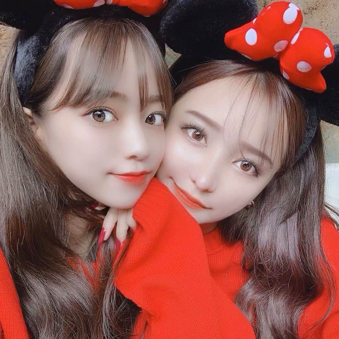 のインスタグラム：「あややと @aimsel_official の赤ニットおそろいでディズニー🦐🦐 . 遅くなったけどブランドオープンおめでとう！ あやや忙しくて中々会えてなかったけど久々に会えてよかったよ☺︎ 韓国戻る前に後1回くらい会えるかな〜。 ストイックなあややが毎日遅くまで打ち合わせしてプロデュースしているお洋服達は可愛ものばっかり。 同い年やけど尊敬する。 これから私のクローゼットは @aimsel_official のお洋服だけになりそう😂😂笑笑　韓国まで配送よろしく😂 . #디즈니랜드 #디즈니씨 #커플룩 #셀카 #셀피 #붙임머리」