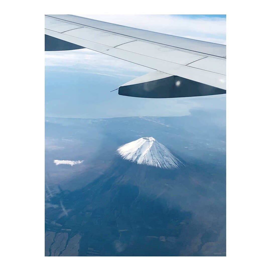 實石あづささんのインスタグラム写真 - (實石あづさInstagram)「. 先月の札幌に続いて、 今月は福岡で 成城大学のワンデーキャンパスでした。 和気藹々と進む学長や 在校生とのトークショーは 毎回学びが多いのです✨ 今年もありがとうございました😊 . 行きの飛行機から見えた 雪化粧した富士山は うっとりする美しさでした✨ 冬が来るなぁ🗻 . #福岡 #fukuoka#お仕事 #司会  #成城大学 #卒業生 #seijouniversity  #トークショー  #ワンデーキャンパス #フリーアナウンサー #富士山 #mtfuji #上空からの富士山 #秋から冬へ」10月28日 18時29分 - azusa_jitsuishi