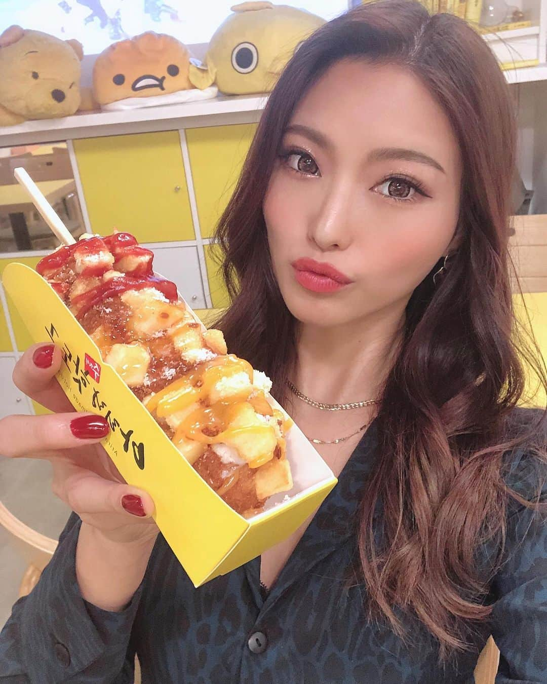 MIKAさんのインスタグラム写真 - (MIKAInstagram)「原宿に来るとついつい食べたくなっていつもクリニックの帰りにチーズドッグ食べがち🧀🤤🤣 @selectclinic で #トーニング してきたよ🌹 #セレクトクリニック に通い始めてから、お肌を褒められる機会が本当に多くてすごく嬉しい🥺 通い続けます✨✨ @asucat524 @dr_ando @dr.uehara  #skincare #selectclinic #beauty #omotesando #harajuku #cyberjapan #サイバージャパン #背後に偽物みたいな顔のぐで」10月28日 18時30分 - cjd_mika