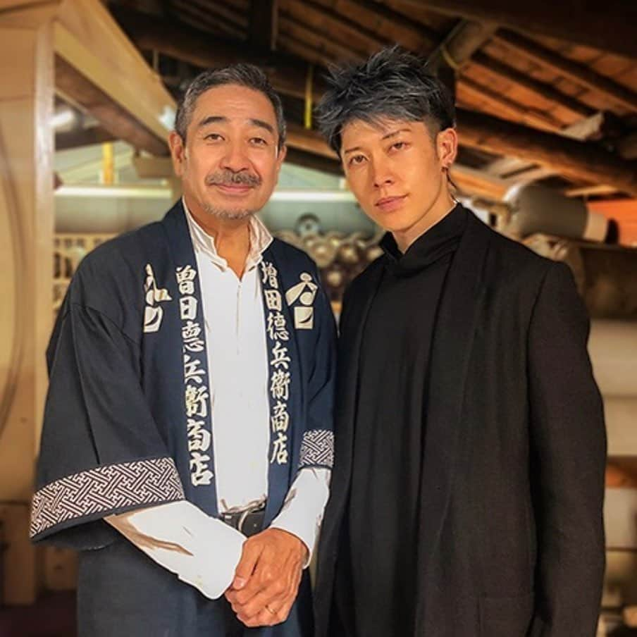 雅-MIYAVI-さんのインスタグラム写真 - (雅-MIYAVI-Instagram)「MIYAVI SAKE debuts tonight. So honored and proud to make an announcement of this project which I’ve collaborated with “TSUKI NO KATSURA” one of the oldest Sake factories in Kyoto. Please experience the new Taste of Japan. 雅(みやび)酒、MIYAVI SAKE デビューします！！！！！！気合いいれて創りました。是非‼️‼️🙌🏻🍶 #Repost @miyavi.fanpage 【 𝙉𝙀𝙒𝙎 】 サムライギタリスト「MIYAVI」と京都・伏見最古の蔵元「月の桂」がタッグを組み世界を目指す、新しい日本酒ブランド「MIYAVI SAKE」を10/29リリース ・ 世界へ挑戦し続けるMIYAVIと、酒処、京都・伏見最古の蔵元「月の桂」の四代目当主、増田徳兵衛氏との偶然の出会いにより、実現しました。世界を目指す新しい日本酒ブランド「MIYAVI SAKE」で世界を酔わせます。 ・ これまで7度のワールドツアーを成功させ、ハリウッド映画にも出演し、世界へ挑戦し続けるMIYAVIは、常に日本の素晴らしさをもっと世界に発信していきたいと考えていました。  2018年11月京都・伏見最古の酒蔵「月の桂」第十四代目当主 増田徳兵衛と出会い、 実際に酒造りの工程を見学した MIYAVIは、その奥深さ、丁寧さ、「月の桂」が造り出す味、香り、こだわり、伝統、その歴史の重みに感銘を受け、その場で徳兵衛氏と意気投合し、共に世界を目指す「MIYAVI SAKE」を創ることを決心しました。  MIYAVIと増田徳兵衛は議論を重ね、一年掛けて準備してまいりました。  満を持して創られた「MIYAVI SAKE」は、熟成純米大吟醸酒「MIYAVI SAKE PREMIUM」、純米大吟醸酒「MIYAVI SAKE STANDARD」、純米酒「MIYAVI SAKE LIGHT」、純米スパークリング酒「MIYAVI SAKE SPARKLING」の4種。  ギターを武器に世界を躍らせてきた MIYAVI が、今、京都 伏見、最古の酒蔵「月の桂」とタッグを組み、世界を、酔わせます。 ・ ・ 《　MYAVI SAKE4種について　》 ・ 🔸「MIYAVI SAKE STANDARD」純米大吟醸酒 ピーチやライチなど果実の香りを含みながらそれでいてすっきりした上品な味わいのバランスは、まさに雅な純米大吟醸酒。世界を酔わせます。 ・精米歩合 50% ・アルコール度数 16度 ・希望小売価格：4,300円（税別) ・ 🔸「MIYAVI SAKE LIGHT」純米酒 フレッシュでフルーティーな口当たりは白ワインのよう。食前酒として軽やかに楽しめる低アルコール純米酒です。 ・精米歩合 60% ・アルコール度数 8度 ・希望小売価格：3,200円（税別) ・ 🔸「MIYAVI SAKE PREMIUM」純米大吟醸酒古酒 純米大吟醸酒を十年もの歳月をかけて熟成。琥珀色の輝きと芳醇な香りは、テキーラやラムの古酒を彷彿させる類まれな逸品。 ・2020年発売予定 ・ 🔸「MIYAVI SAKE SPARKLING」純米スパークリング 肌理細やかに発泡するシャンパンのような純米酒。 爽やかな甘酸っぱさとほのかな苦味が絶妙なバランス。 ・2020年発売予定 ■月の桂紹介 「月の桂」は創業１６７５年、酒処京都・伏見で最も古い歴史を持つ蔵元です。 京から大阪や西国の地へ赴くお公卿さん達の中宿もつとめた由緒ある旧家であり、 石清水八幡宮への勅使が参向される途中、この家で休まれた折に詠まれたという 歌が残されています。 “かげ清き月の嘉都良の川水を夜々汲みて世々に栄えむ”月の桂という銘はこの姉小路有長というお公卿さんの命名によるものです。伏見で酒造が盛んになったのは秀吉の時代から以後屈指の名醸地として今に至っています。 （日本名門酒会紹介文より引用） ■MIYAVI SAKEブランドサイト https://miyavisake.jp ■ECストア  MIYAVI SAKE オンラインストア  https://miyavisake.shop ※10/29より販売開始予定 ■取扱い店 ・未来日本酒店 恵比寿三越 東京都渋谷区恵比寿4-20-7 恵比寿三越 B2F フードガーデン内 ・未来日本酒店 KICHIJOJI 東京都武蔵野市吉祥寺本町1-12-5 共立ビル 1F ・未来日本酒店＆SAKEBAR （11月22日OPEN) 東京都渋谷区宇田川町15-1 渋谷PARCO B1F ■取扱いレストラン 赤星とくまがい　東京都港区麻布十番3-3-9 COMS AZABUJYUBAN 7  #MIYAVISAKE #月の桂 #日本酒」10月28日 18時40分 - miyavi_ishihara