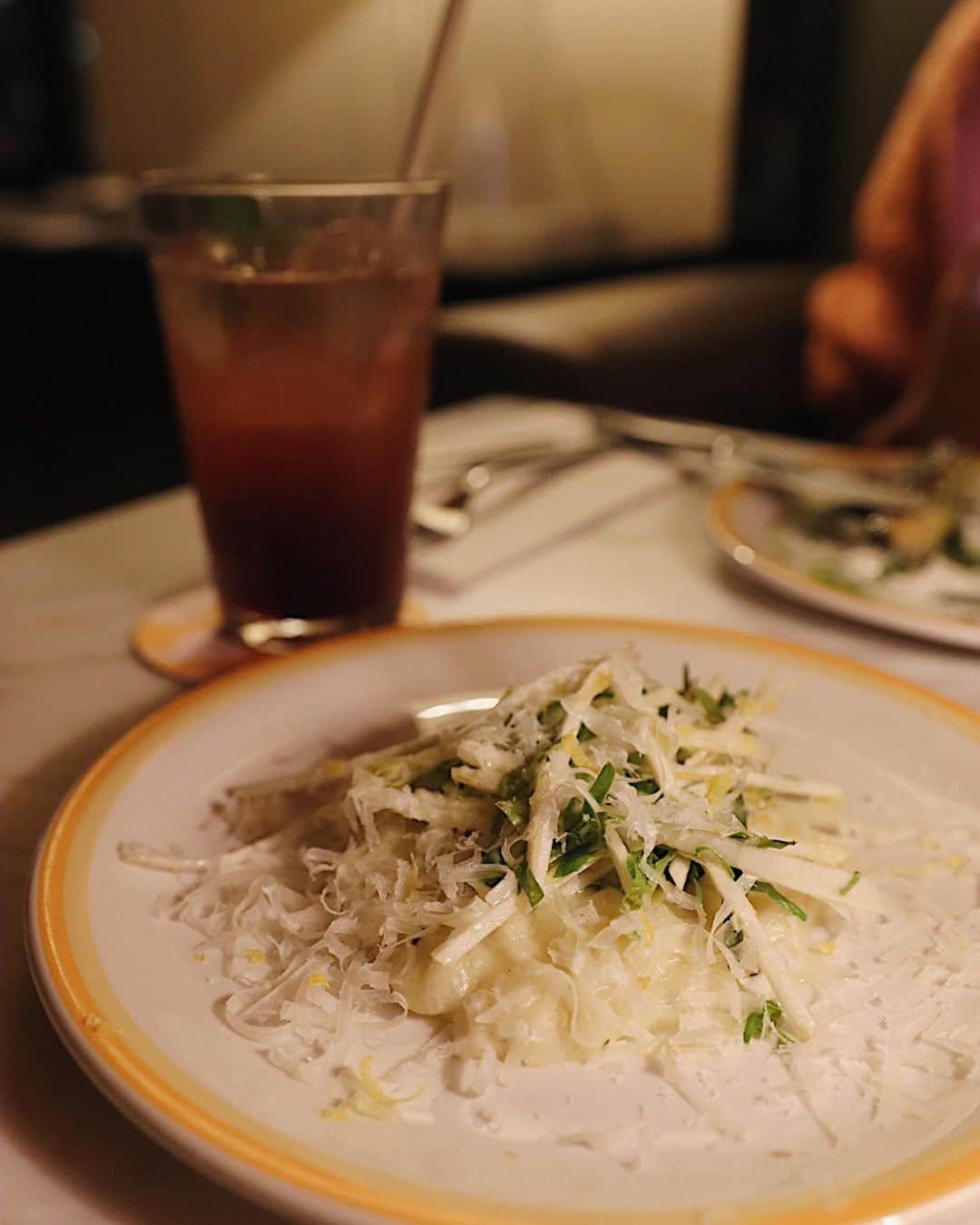 李 雨瀟さんのインスタグラム写真 - (李 雨瀟Instagram)「ちぇみとまったり夜ごはん🍽 . @billsjapan の秋の新作メニュー試食会に😋 .2019年秋は“地中海食”なんだって♡ . ◇ロマネスコのロースト . ◇ 根セロリのリゾット . ◇リブアイステーキ . ◇ダークチョコレートソルベ. . . 全部美味しかったけど、最後のデザートは乳製品を一切使わない1品だったのでアレルギーの方でも美味しく頂けるんじゃないかな♡まったりな空間で楽しいひとときでした❤️ 喋りたりない〜😆!! . . #bills #billsginza #girlsday #girlsnightout  #dinner #pancake #steak #love #gourmet  #ディナー #ビルズ #ビルズ銀座 #パンケーキ #仲良し  #地中海 #地中海料理 #乳製品不使用 #ごちそう」10月28日 18時36分 - yuisho_ri