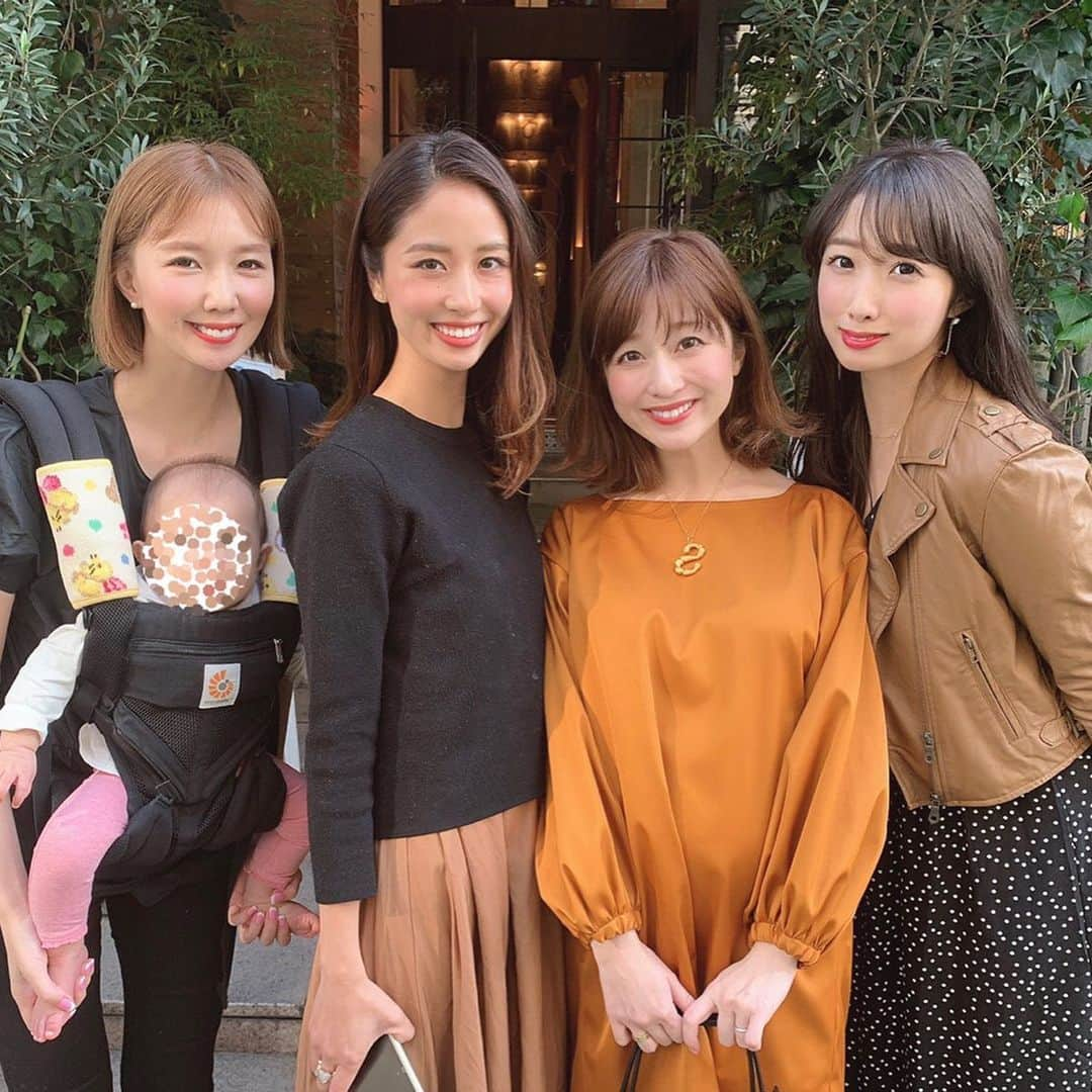 水野佐彩さんのインスタグラム写真 - (水野佐彩Instagram)「・ 可愛いすぎるママ&ベイビーたちとランチ❤️ 読者モデルをはじめた 18歳の頃からの先輩3人✨✨ 1番最初の読モの先輩です🌼 もうみんなママだなんて とても感慨深い🥺💕 いろいろ教えてもらえて 嬉しい楽しい時間でした🤱🏻🤰🏼❤️ 私もこんなに可愛いママになりたいな〜😚😚 #coordinate one-piece#tsurubymarikooikawa @tsurubymarikooikawa  shoes#zara @zara  bag#loewe @loewe  necklace#celine @celine  #sサイズコーデ #153cmコーデ #おちびコーデ #おちびの輪 #妊婦コーデ #マタニティコーデ #妊娠7カ月」10月28日 18時50分 - saaya_mizuno