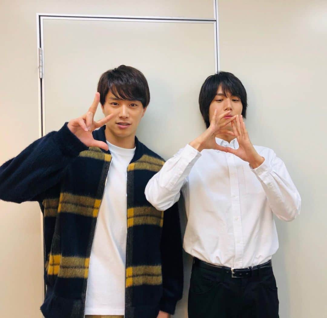 【公式】G線上のあなたと私のインスタグラム：「‪_﻿ ついについに、‬﻿ ‪第3話放送まであと1️⃣日❤️‬﻿ ﻿ ‪楽しみすぎて公式はそわそわしています。笑‬﻿ ﻿ ‪そんな今日はこの2人からカウントダウンを👬‬﻿ ‪久しぶりの #加瀬ブラザーズ です😎‬﻿ ‪これは、新 #KBポーズ なのか？？‬﻿ ‪試行錯誤中の2人です😂😂‬﻿ #途中でなぜか #BKポーズ になる﻿ ﻿ #これは発表会のシーンですね﻿ #なんで侑人兄ちゃん来てるんだ﻿ ﻿ ‪#中川大志 #鈴木伸之　‬﻿ ‪#G線上のあなたと私‬﻿ ‪#第3話明日放送‬﻿ ‪#tbs‬﻿」