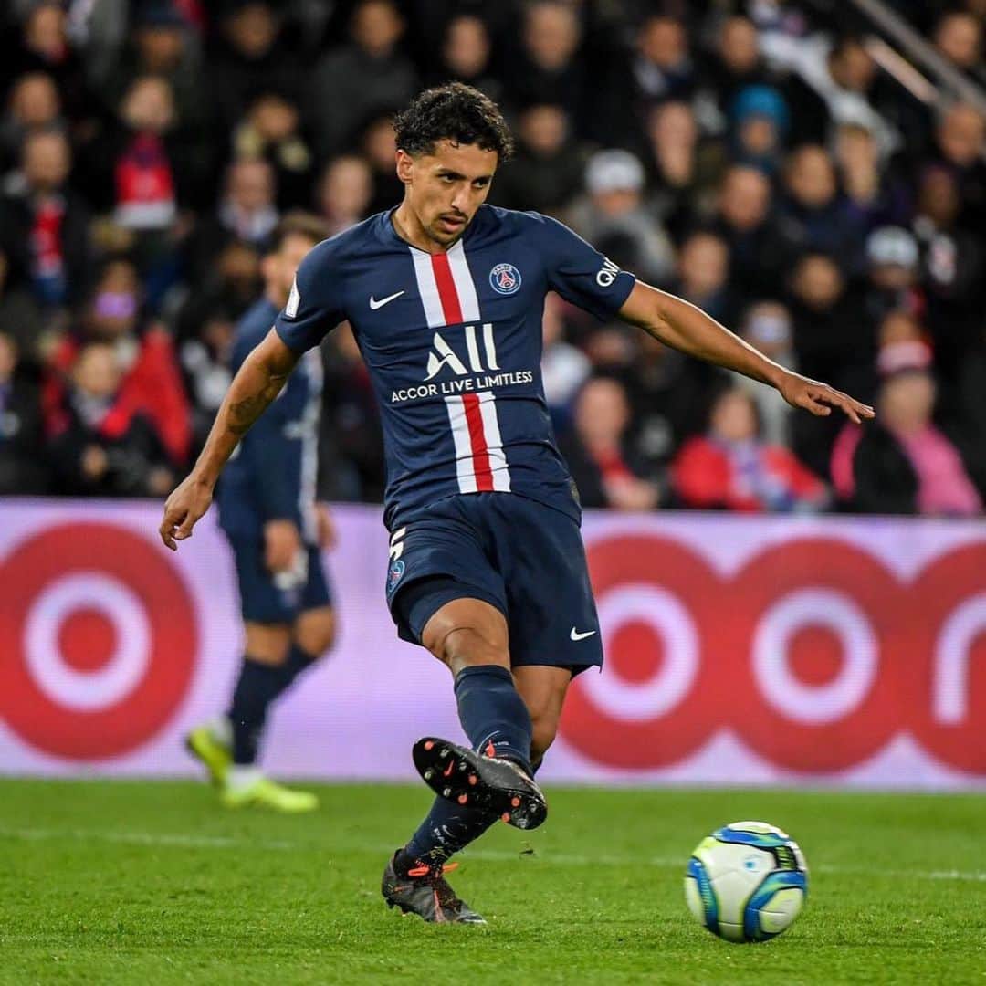 マルコス・アオアス・コレアのインスタグラム：「Classico remporté ☑️ avec une top performance et une superbe ambiance 🔥 #IciCestParis 🔴🔵」