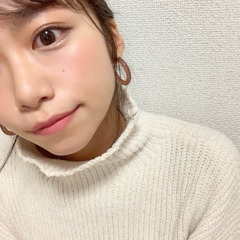 牧野桃美さんのインスタグラム写真 - (牧野桃美Instagram)「⠀ ☁️ 白ニット ✖️ ローラメルシエ ☁️ ⠀ だいぶ寒くなってきましたね❄️ そう、白ニットが可愛い季節！！❤︎ 今回はデパコスの中でも私が大好きな、ローラメルシエの名品で白ニットに合うメイクをしました💓 ⠀ 〈 base make 〉 ▫️#ファンデーションプライマーハイドレーティング  ほぼ無色で、保湿力は高め。 お肌を整えて綺麗に見せてくれる下地✨乾燥による崩れの防止⭕️ 〈 concealer 〉 #フローレスフュージョンウルトラロングウェアコンシーラー ◎N1 少し明るめのコンシーラー。潤いもあって、厚くならないのにカバー力も💮 〈 eye shadow 〉 ▫️ #キャビアスティックアイカラー . ◎07 #シュガーフロスト ホワイトゴールドの綺麗なラメ感💫 涙袋にぴったりで描きやすい！ Mylittleboxに入ってたのでミニサイズ📦 〈 Lip 〉 ▫️#ルージュエッセンシャルシルキークリームリップスティック ◎06 #ベージュインタイム  これを塗れば、お洒落さも女性らしさもでる男受け、女受け抜群なカラー💄好きすぎて３日に1回はつけてる激推しリップ💋 ⠀ ⠀  どれも名品すぎて、ローラメルシエ様かわいい、、😢💓 (だって上品で色味も絶妙で柔らかくて控えめさもあってあざといんだもん。余談) ⠀ 本当に沢山使ってる優れものなので、絶賛おすすめ中です💡 ⠀ ⠀ ⠀ ⠀ ⠀ ⠀ #ももめいく #ローラメルシエ #デパコス#推しコスメ#おすすめコスメ#白ニット#モテメイク#恋コスメ#ブラウンリップ#涙袋メイク#コンシーラー#コスメ垢#コスメ好きさんと繋がりたい」10月28日 18時50分 - momomi_makino