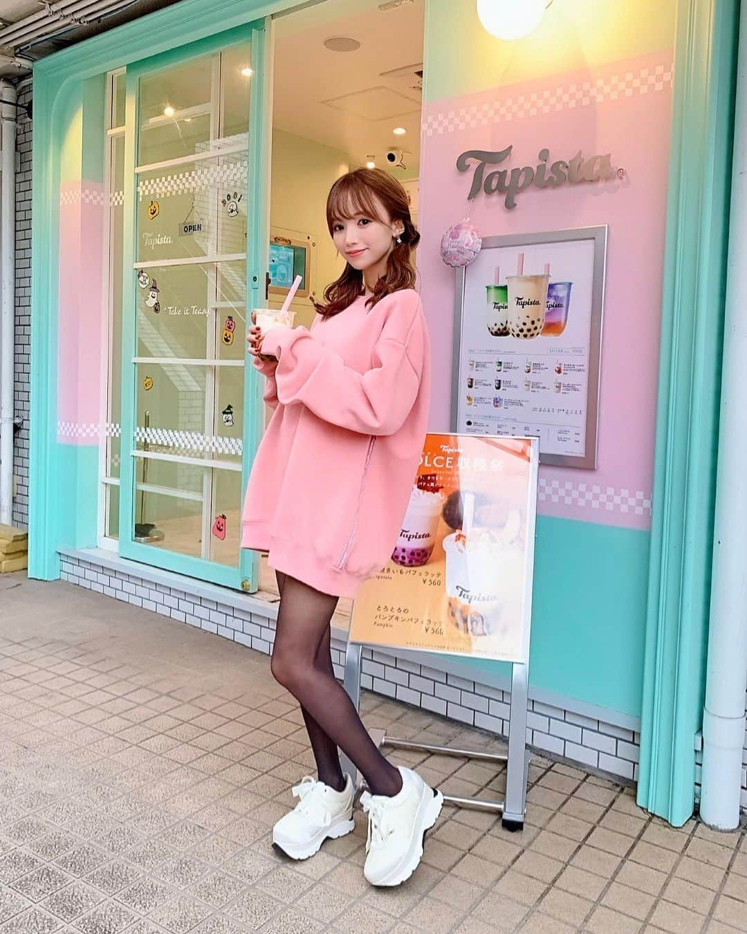 八鍬里美さんのインスタグラム写真 - (八鍬里美Instagram)「今日はパンプキンパフェタピオカ飲んできた😲💕 パンプキンに生クリームにタピオカとか全部好き🤤💗 ピンクのスウェットワンピと白スニーカーでコーデしてきた！🥺 これ裏起毛してて1枚でもめっちゃあったかいのデス😻中ふかふか〜☁️🤤 スニーカーはこの前載せたレーススニーカーのホワイトです⭐️ . #halloween2019#japanesegirl#ハロウィン#パンプキンタピオカ#タピオカ#tapista#ミシェルマカロン#michellmacaron」10月28日 18時54分 - satomi_yakuwa