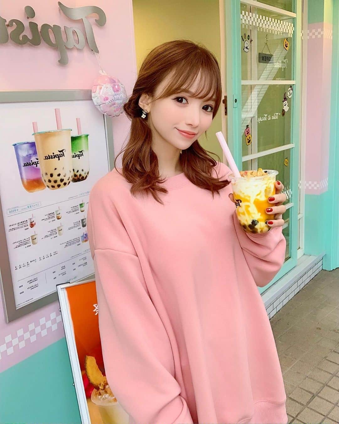 八鍬里美さんのインスタグラム写真 - (八鍬里美Instagram)「今日はパンプキンパフェタピオカ飲んできた😲💕 パンプキンに生クリームにタピオカとか全部好き🤤💗 ピンクのスウェットワンピと白スニーカーでコーデしてきた！🥺 これ裏起毛してて1枚でもめっちゃあったかいのデス😻中ふかふか〜☁️🤤 スニーカーはこの前載せたレーススニーカーのホワイトです⭐️ . #halloween2019#japanesegirl#ハロウィン#パンプキンタピオカ#タピオカ#tapista#ミシェルマカロン#michellmacaron」10月28日 18時54分 - satomi_yakuwa