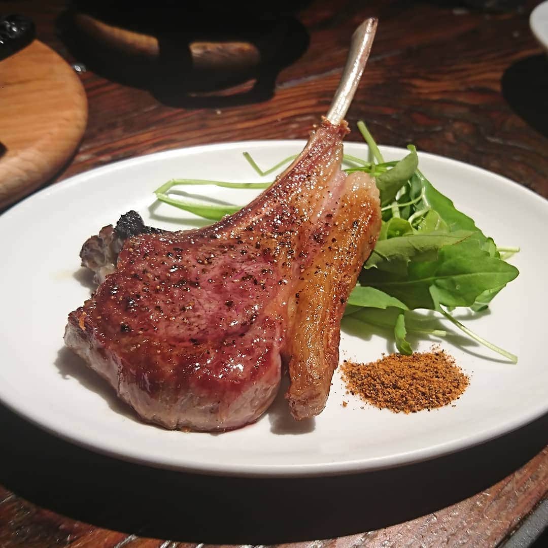 松本康太さんのインスタグラム写真 - (松本康太Instagram)「『スプリングラムチョップ』ニュージーランド産の臭みの無いジューシーな子羊肉なのです(^-^)♪ラムチョップは食べやすく口いっぱいにお肉を味わえるので大好きです♪  #ニュージーランド産 #スプリングラムチョップ #ラムチョップ #子羊 #ラム #六本木 #tango #レギュラー松本 #あるある探検隊」10月28日 18時56分 - aruarutankentai.matsumoto