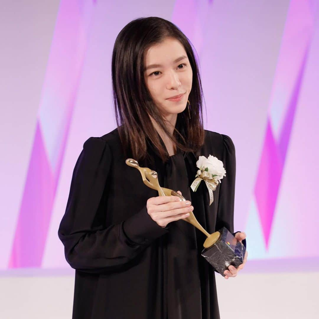 miletさんのインスタグラム写真 - (miletInstagram)「[Instagram更新]「東京ドラマアウォード2019」にて、TVドラマ『スキャンダル専門弁護士 ＱＵＥＥＮ』オープニング・テーマmilet「inside you」が主題歌賞を受賞！#milet #東京ドラマアウォード2019」10月28日 18時57分 - milet_music