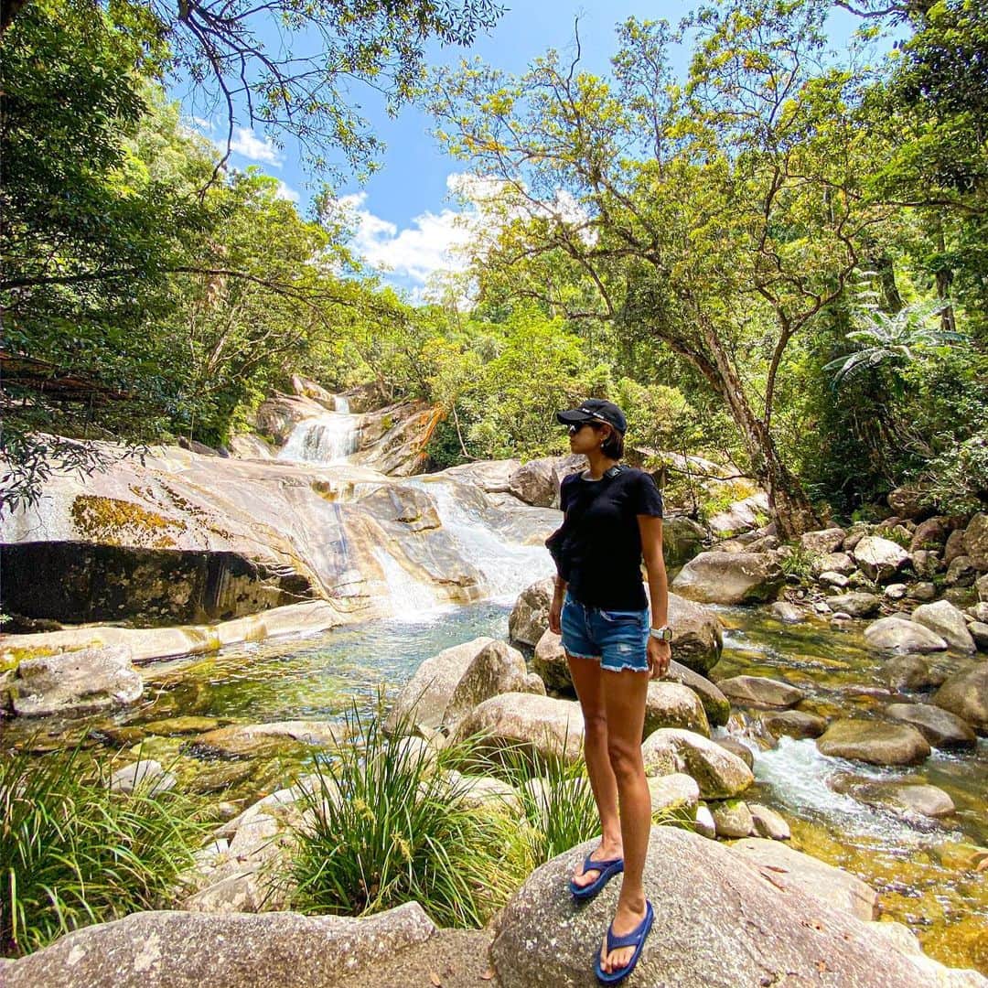 彩海のインスタグラム：「. . 私の人生のターニングポイントとなった オーストラリア🇦🇺 住んでた頃から5年ぶりに再渡豪。 . . ケアンズからバイロンベイまで南下予定で 大好きなロードトリップを 大好きなあーちゃんと🦘 . . 5年前ももちゃんと3人でロードトリップしたのが凄く思い出深くて、今回天国からももちゃんも一緒に旅してるかな。 会いたいなー。とか思いながら満点の星を眺めて空に愛を送る。 . . 明日も楽しく自由に南下します🚗🇦🇺 . . . #australia #australia_oz #aussie #roadtrip#roadtripaustralia #restinpeace #ワーホリ#オーストラリア#🇦🇺#ケアンズ#ゴールドコースト#ロードトリップ」