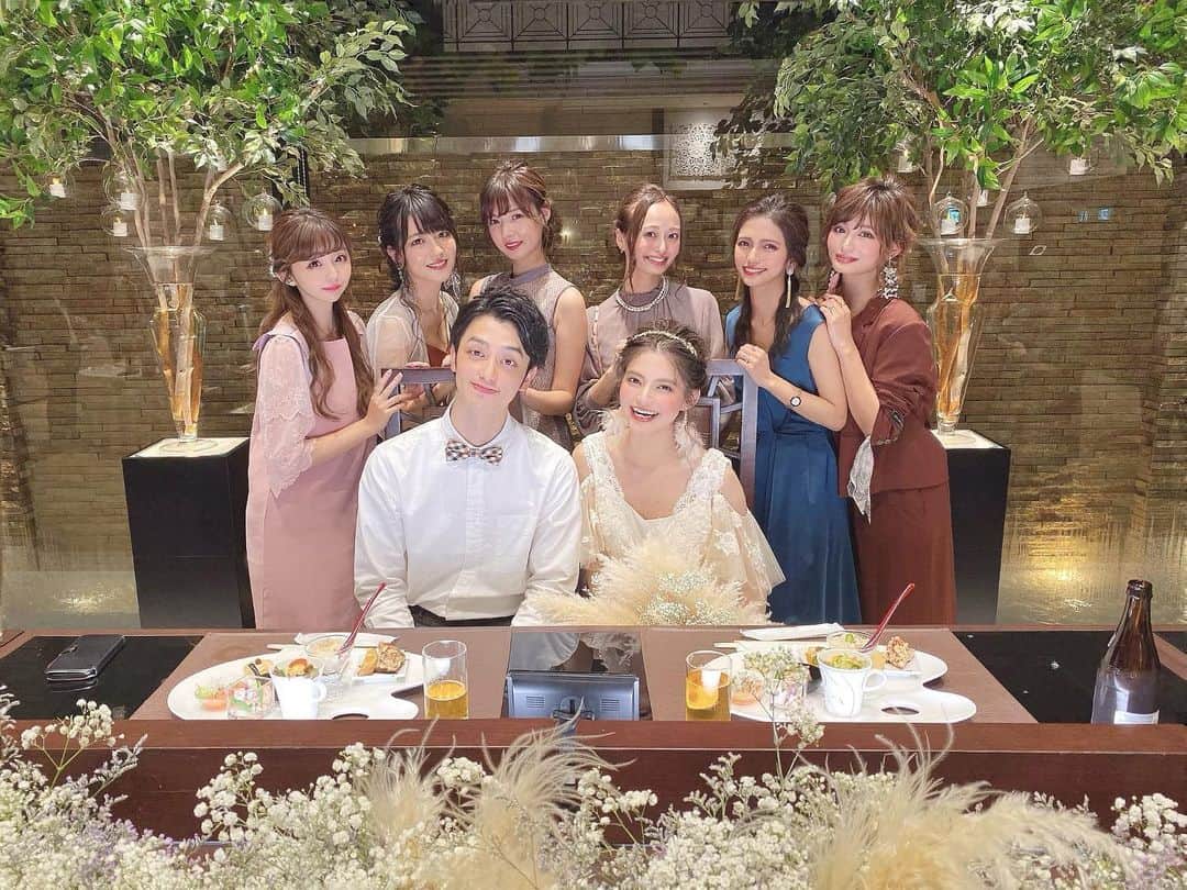 のインスタグラム：「❤︎ 今回関西来た第一の理由は アリーと翔ちゃんの…💗 . ほんっとに幸せ伝わってきて 途中涙腺崩壊( ◠‿◠ )💗💗 . すんっばらしかった！！ . 皆にも会えたのも嬉しかったし 何よりもアリー美人すぎ😭 . そして翔ちゃんがミニオンの ケビンにそっくりでびっくりした！笑 . . 👗 @tocco_closet  #結婚式#幸せ#お裾分け#新大阪#ミニオン #大阪#サロンモデル#サロモ#大阪サロモ #結婚式二次会#お呼ばれコーデ#ドレス」