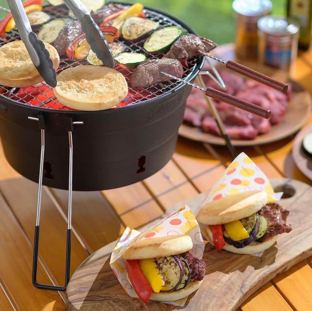 Coleman Japanのインスタグラム：「【コールマン × 超熟アウトドアクッキング】 アウトドア定番のBBQ🍖「BBQステーキサンド」。 バーベキューのお肉や野菜を、炭火でこんがり焼いた「超熟イングリッシュマフィン」でサンド🍔 ・ レシピは、超熟トーストmeets特設サイト（@pasco.jp）で公開中。 ・ ＼おすすめギアはコレ☝／ テーブルトップで使用できる、小型のBBQグリル！「パックアウェイ™グリルⅡブラック」 ・ ━━━━━━━━━━━━━━━━━ 🍽#私のコールマンレシピ 大募集！ #私のコールマンレシピ を付けて投稿して頂いた中から素敵なお写真は、コールマン公式SNSでご紹介させて頂きます♪ ━━━━━━━━━━━━━━━━━ ・ ・ ・ #灯そうColeman #灯そうコールマン #灯そう #Coleman #コールマン #Outdoor #アウトドア #アウトドア料理 #アウトドア飯 #キャンプ飯 #キャンプご飯 #キャンプ料理 #キャンプごはん #アウトドアレシピ #キャンプレシピ #BBQ #バーベキュー #私のコールマン #私のコールマンレシピ #Pasco #パスコ #超熟 #超熟パン #超熟イングリッシュマフィン #超熟いいね #超熟のある暮らし #アウトドアに超熟」