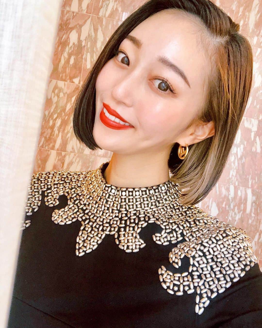 のインスタグラム：「今からあの子とご飯❤️ お腹ぺこりん！！！ 光の加減で髪が茶色に見える😳 ・ ・ 毎晩エニシーグローパックしてるのと こないだ　@lecollection_official で 水素のフェイシャルコースしてもらったから、お肌がつるつる❤️ 最近毎晩してる美容のルーティーンがあるからまた紹介するね🌿 #美容#美肌#エステ」