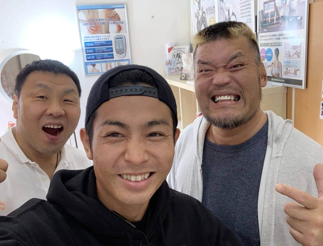 金原弘光のインスタグラム：「かねはら整骨院で久々にまた３人が揃いました❗ http://kanehara-seikotsuin.com #用賀 #整骨院 #プロレスラー #キックボクサー」