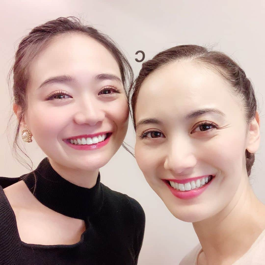 緑川静香さんのインスタグラム写真 - (緑川静香Instagram)「『港区おじさん』ファンミーティングTHEファイナル、ご来場頂きました皆様ありがとうございましーたん。  初めての登場からおよそ1年、長く作品に関わる事ができて幸せでした。 ドラマ版に映画版、思えば、泣いて踊って歌ってと、一つの役でこんなにもたくさんの表現をすることもないなぁと。笑 表現者としてのやりがいをとても感じました。  ファンミーティングでは、ファンの皆様と直接交流することができてたくさんのパワーをいただき、支えられてることを実感しました。  柳川静香という役ができて嬉しかった。  終わりは何かの始まり。  また皆さんに逢える日を楽しみにしております。  See you someday... #港区おじさん #港区おじさんファンミーティング #港区おじさんファンミーティングザファイナル #柳川静香 #港区オールブラックス　#東京カレンダー #東カレ  #船田さんはやっぱかっこいい #皆さんもそれぞれのストーリーを創造していきましょう #私もどんどん怖がらず進みます #笑顔を忘れずに #またねっ」10月28日 19時08分 - midorikawa_shizuka