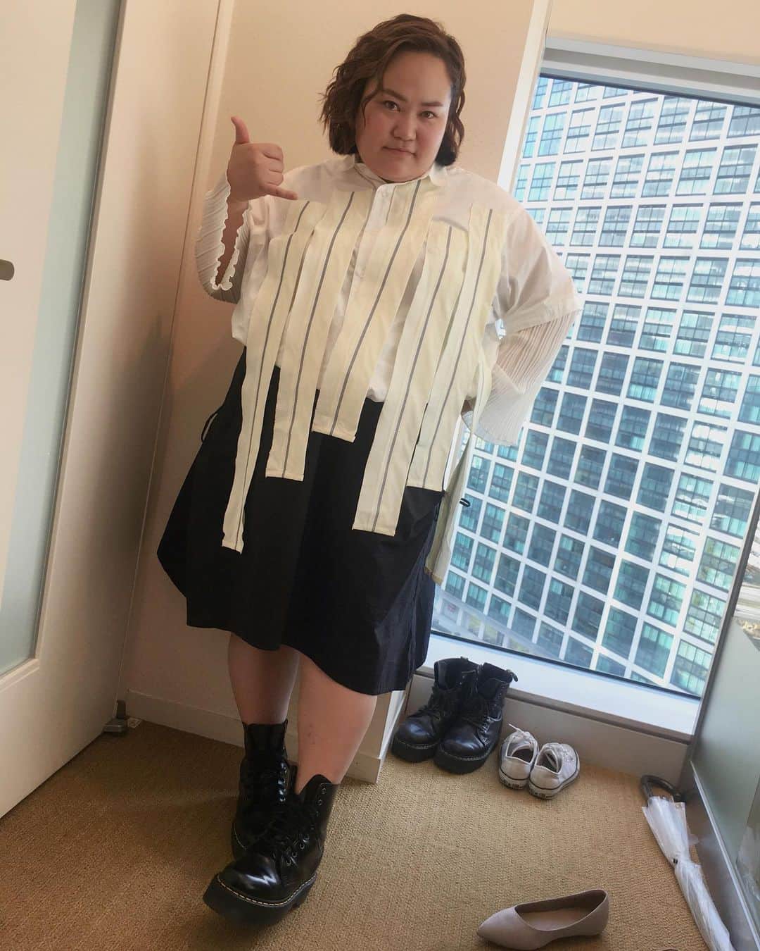 おかずクラブのインスタグラム：「女芸人No.1決定戦THE W 2019👚👗👠 こんばんは〜 スタイリストです！ 今日記者会見で発表されましたが、おかずクラブさんが、 THE Wの決勝に出ますよ〜！ ギリギリまで本人達も知らず、もちろん私も知らなかったので、急遽会見衣裳が入って、バタバタ過去のを引っ張り出したわけで… ずーーーっと見てる方は、何で着てたか分かるかもですが…笑 全員白か黒の服で会見には参加するんですが、ベーシックなのも用意しつつ、シンプル過ぎるのはつまらないなぁ…と、協調性のないスタイリストは、ちょっと強めなアイテムを選んでしまったよ。 そして、オカリナさんは海外ロケに行っており、ゆいPさんソロで会見に出た訳です！ ピンクスカーフは、腰に付けてたんだけど、写真の時取っちゃった。。。 そんなこんなで、みんなで応援しましょーね！ そして、決勝前には単独ライブもあるわけで！！！ 単独行って、決勝応援して、この流れで行きましょー！ 決勝行くって事で、チケットもなんか売れちゃいそうなんで、早めにゲットしようと思いまぷ！  楽しみだね！！！ Styled by @ayumiii_2019  #theW」