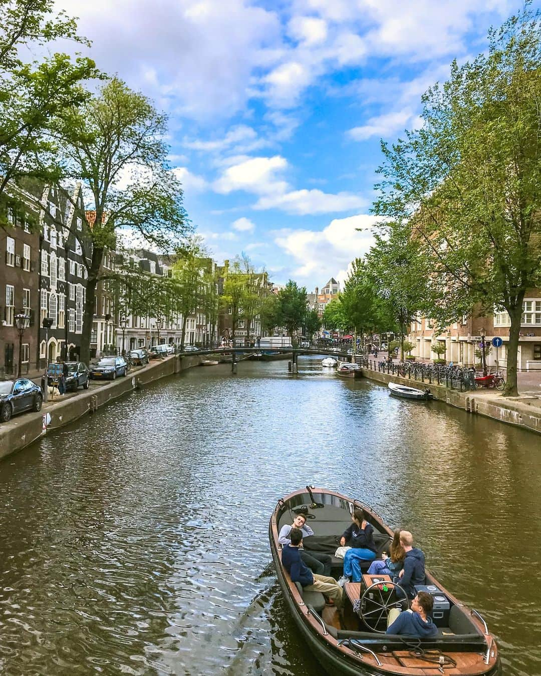 かにゃさんのインスタグラム写真 - (かにゃInstagram)「これは7月に行ったAmsterdam🇳🇱 ボートで運河をお散歩してるオランダ人の日常はSo cool👏💖 . . #amsterdam #netherlands #netherlands🇳🇱 #🇳🇱 #amsterdam🇳🇱 #amsterdamcanals #amsterdam_streets #travel #travelphotography #travelgram #traveling #travelling #travelblogger #traveltheworld #travelingram #instatravel #instatraveling #アムステルダム #オランダ #ヨーロッパ #ヨーロッパ旅行 #旅行 #旅 #旅行好き #旅行大好き #旅行好きな人と繋がりたい #旅好きな人と繋がりたい #旅好きと繋がりたい #旅行好きと繋がりたい #運河」10月28日 19時11分 - kanya_435