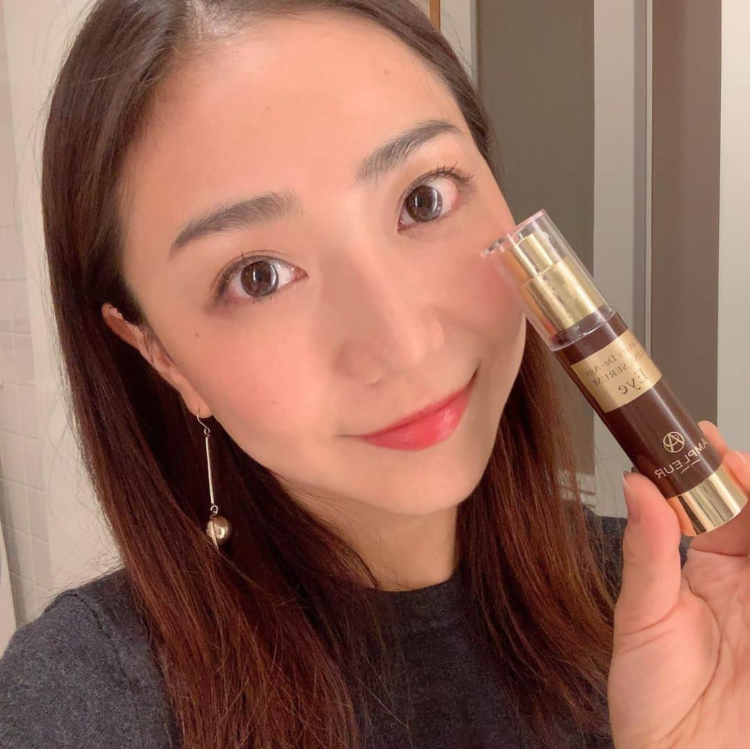 透水さらさのインスタグラム：「お久しぶりの投稿ですっ﻿ ﻿ ﻿ 最近はアンチエイジングへの興味がとまらない、、！﻿ ﻿ ﻿ 実は一番探していたのはまさにアイクリーム！👀﻿ ﻿ ﻿ アンプルールさんのアイクリーム試してみました😍﻿ ﻿ ﻿ これまで色んなメーカーのアイクリームをいくつか試してみましたが、やはりアンプルールさん😭🙏✨﻿ ﻿ 次の日、ハリがしっかりと感じられて、夕方頃に現れる化粧崩れの目の下の笑い皺が出なかったのです✨﻿ ﻿ ﻿ 毎日、塗り込んでます😍﻿ ﻿ ﻿ ﻿ ✨ラグジュアリー・デ・エイジ ラインセラム アイEX✨﻿ ﻿ ﻿ ﻿ # アンプルール﻿ # 目元にハリ﻿ # 純粋レチノール﻿ #アンチエイジング﻿ #興味あるやつ﻿ #美容」