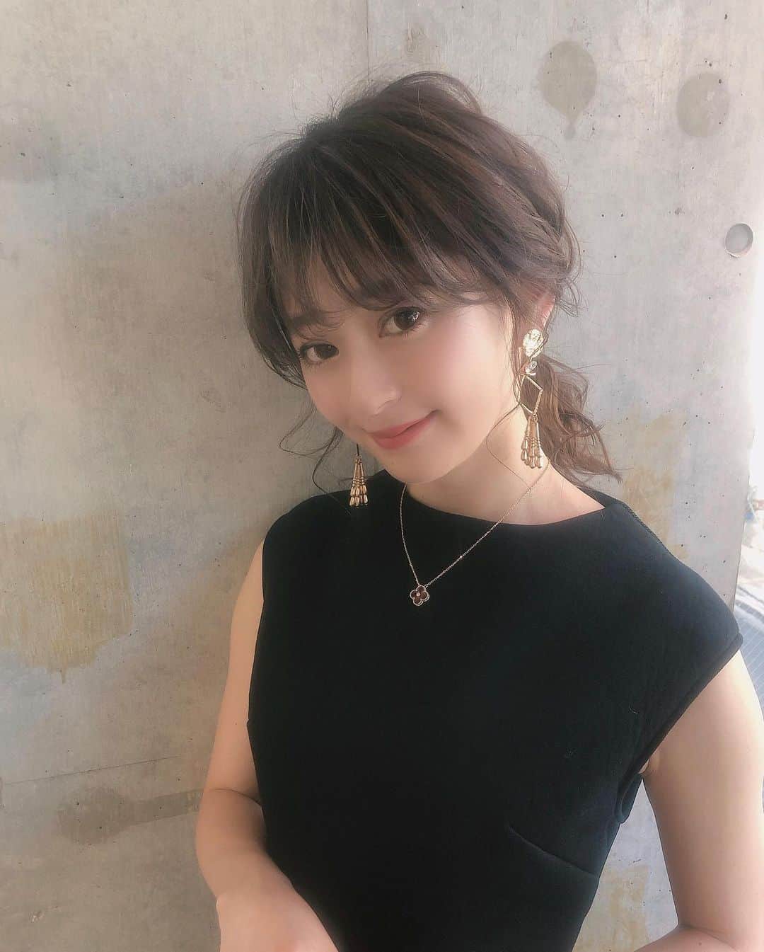 のインスタグラム：「先日のまいまいの結婚式ヘアセットは 久しぶりにたっちゃん(  @tatsuyadream1101 )にやってもらいました😌✨ . .  同い年で、出会った時はまだまだアシスタントだったのに、 今では、同い年チームでサロンまで立ち上げで しかも人気サロンになっていて 同い年として本当刺激もらいます😌✨✨✨ 6年前くらいに、その同い年チームと一緒に原宿クエストホールでショーを作り上げたのが懐かしい😌✨ また何かやりたいな😌✨ . .  ちなみにヘアアレンジ、かなり好評でした😌✨ 私がたっちゃんにヘアアレンジを教えた時もあったのにな😂！ 今では可愛すぎるアレンジをささっと作ってくれる❤️ さすがたっちゃん😌✨ ありがとう😊 . .  #ヘアアレンジ #ヘアセット #結婚式ヘアアレンジ #お呼ばれスタイル #原宿 #表参道 #同い年 #サロン #美容院」