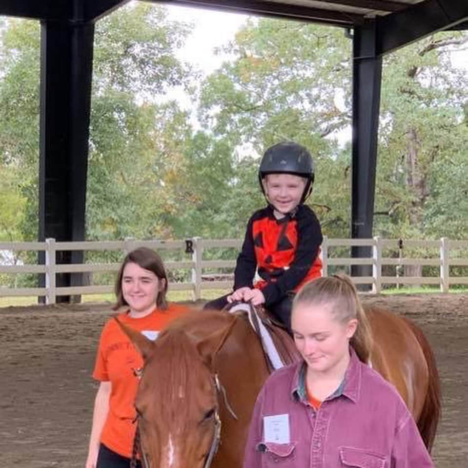 ブラッド・グザンさんのインスタグラム写真 - (ブラッド・グザンInstagram)「Great weekend of trunk or treating and the horse farm! 🍂 🎃 🐴 #toystory4family #annatoo」10月28日 19時27分 - bguzan