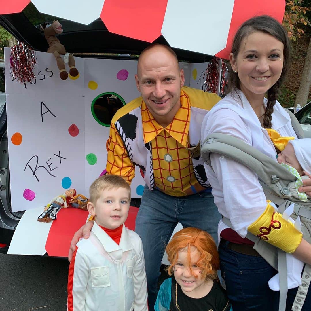 ブラッド・グザンのインスタグラム：「Great weekend of trunk or treating and the horse farm! 🍂 🎃 🐴 #toystory4family #annatoo」