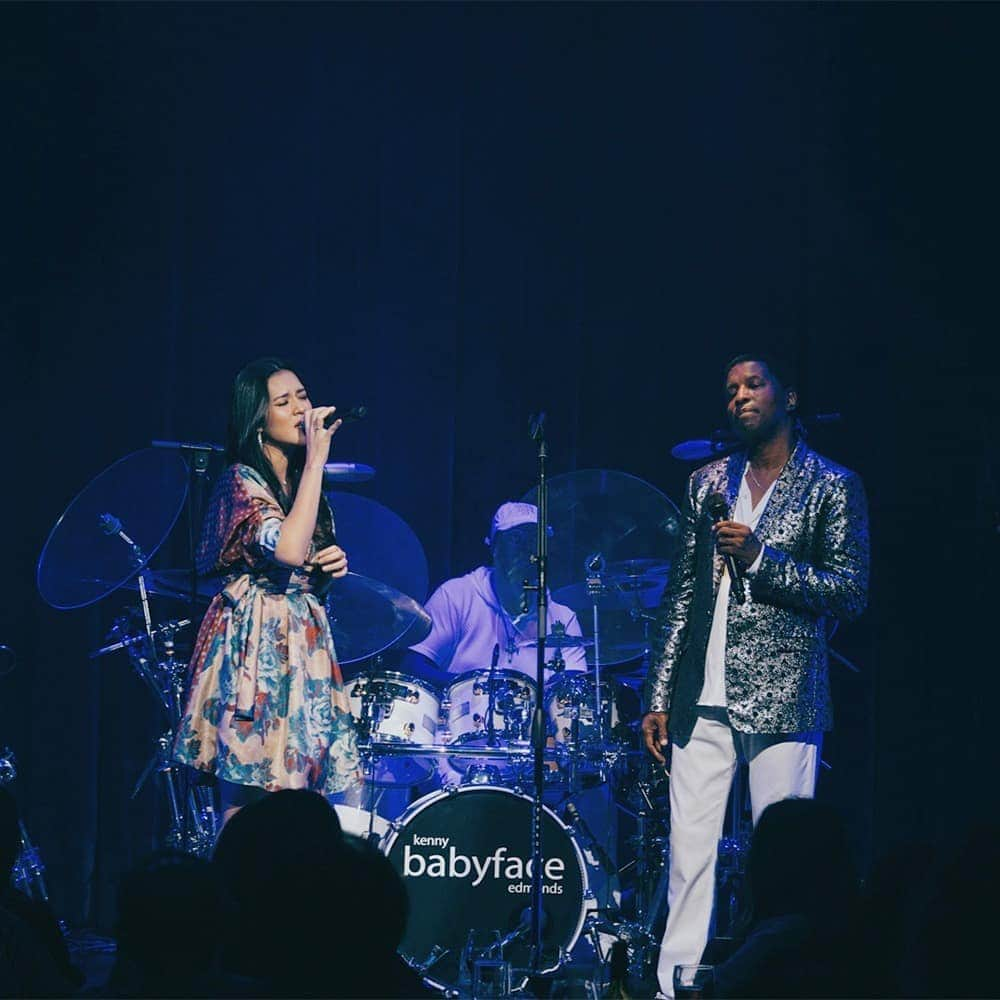 Raisa Andrianaさんのインスタグラム写真 - (Raisa AndrianaInstagram)「Last week I had the honor of singing with @babyface at @billboardlive_tokyo.. So humble and wise, I'm looking forward to making music with you soon! (Thank you @afra.ray for the pics and @biyanofficial for my dress!)」10月28日 19時31分 - raisa6690