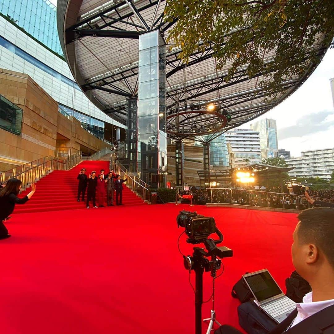 小林直己さんのインスタグラム写真 - (小林直己Instagram)「The 1st red carpet of today! 本日1発目のレッドカーペット！ 緊張しましたが、メンバーと一緒で心強かったです。  主演を務めた『海風』を含む、５編の短編オムニバス映画「その瞬間、僕は泣きたくなった」。多くの皆さんに観て頂きたいです。よろしくお願いします！  Sono Shunkan Boku ha Nakitakunatta, short film omnibus that includes Umikaze that stars myself. Please take the chance to see the movie!  @jsbryuji_official  @taiki_sato_official  @reo_sano_official_acc  #行定勲 監督 #洞内広樹 監督 #井上博貴 監督  #EXILE #三代目JSOULBROTHERS #三代目JSOULBROTHERSfromEXILETRIBE #三代目JSB #三代目 #3jsb #ldh #小林直己 #NaokiKobayashi  #yokohama #tiff #東京国際映画祭　#cinemafighters @tomford #tomford #シネマファイターズ #海風」10月28日 19時41分 - naokikobayashi_works