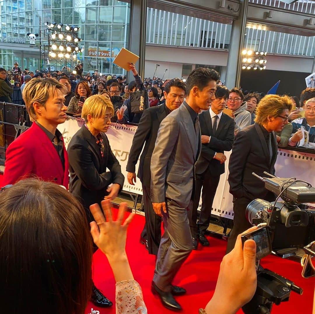 小林直己さんのインスタグラム写真 - (小林直己Instagram)「The 1st red carpet of today! 本日1発目のレッドカーペット！ 緊張しましたが、メンバーと一緒で心強かったです。  主演を務めた『海風』を含む、５編の短編オムニバス映画「その瞬間、僕は泣きたくなった」。多くの皆さんに観て頂きたいです。よろしくお願いします！  Sono Shunkan Boku ha Nakitakunatta, short film omnibus that includes Umikaze that stars myself. Please take the chance to see the movie!  @jsbryuji_official  @taiki_sato_official  @reo_sano_official_acc  #行定勲 監督 #洞内広樹 監督 #井上博貴 監督  #EXILE #三代目JSOULBROTHERS #三代目JSOULBROTHERSfromEXILETRIBE #三代目JSB #三代目 #3jsb #ldh #小林直己 #NaokiKobayashi  #yokohama #tiff #東京国際映画祭　#cinemafighters @tomford #tomford #シネマファイターズ #海風」10月28日 19時41分 - naokikobayashi_works