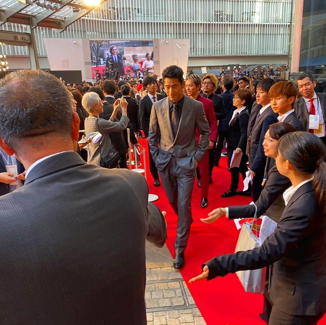 小林直己さんのインスタグラム写真 - (小林直己Instagram)「The 1st red carpet of today! 本日1発目のレッドカーペット！ 緊張しましたが、メンバーと一緒で心強かったです。  主演を務めた『海風』を含む、５編の短編オムニバス映画「その瞬間、僕は泣きたくなった」。多くの皆さんに観て頂きたいです。よろしくお願いします！  Sono Shunkan Boku ha Nakitakunatta, short film omnibus that includes Umikaze that stars myself. Please take the chance to see the movie!  @jsbryuji_official  @taiki_sato_official  @reo_sano_official_acc  #行定勲 監督 #洞内広樹 監督 #井上博貴 監督  #EXILE #三代目JSOULBROTHERS #三代目JSOULBROTHERSfromEXILETRIBE #三代目JSB #三代目 #3jsb #ldh #小林直己 #NaokiKobayashi  #yokohama #tiff #東京国際映画祭　#cinemafighters @tomford #tomford #シネマファイターズ #海風」10月28日 19時41分 - naokikobayashi_works