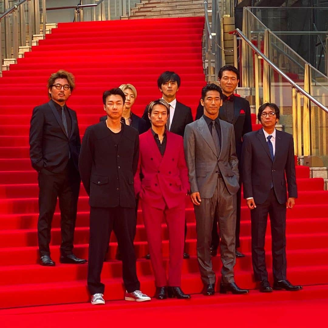 小林直己さんのインスタグラム写真 - (小林直己Instagram)「The 1st red carpet of today! 本日1発目のレッドカーペット！ 緊張しましたが、メンバーと一緒で心強かったです。  主演を務めた『海風』を含む、５編の短編オムニバス映画「その瞬間、僕は泣きたくなった」。多くの皆さんに観て頂きたいです。よろしくお願いします！  Sono Shunkan Boku ha Nakitakunatta, short film omnibus that includes Umikaze that stars myself. Please take the chance to see the movie!  @jsbryuji_official  @taiki_sato_official  @reo_sano_official_acc  #行定勲 監督 #洞内広樹 監督 #井上博貴 監督  #EXILE #三代目JSOULBROTHERS #三代目JSOULBROTHERSfromEXILETRIBE #三代目JSB #三代目 #3jsb #ldh #小林直己 #NaokiKobayashi  #yokohama #tiff #東京国際映画祭　#cinemafighters @tomford #tomford #シネマファイターズ #海風」10月28日 19時41分 - naokikobayashi_works