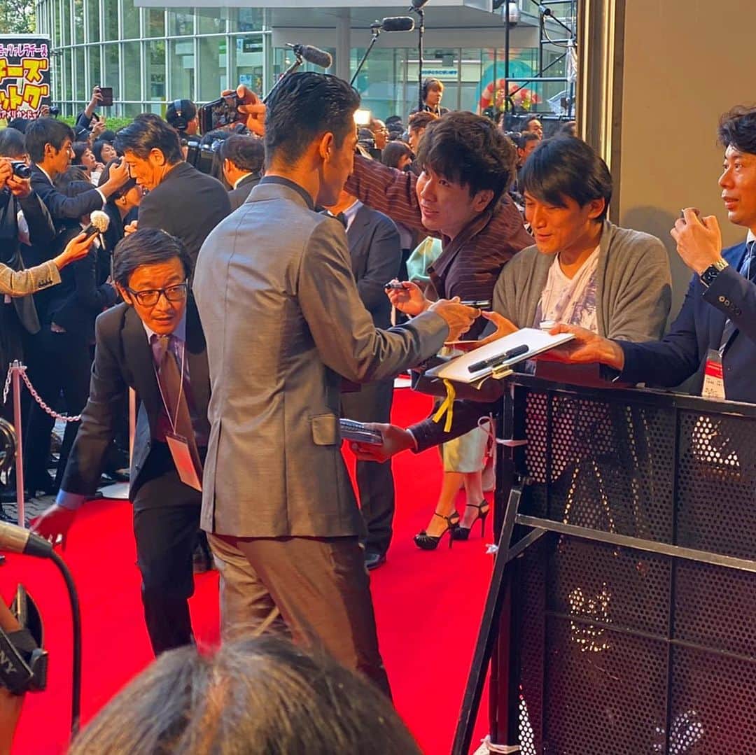 小林直己さんのインスタグラム写真 - (小林直己Instagram)「The 1st red carpet of today! 本日1発目のレッドカーペット！ 緊張しましたが、メンバーと一緒で心強かったです。  主演を務めた『海風』を含む、５編の短編オムニバス映画「その瞬間、僕は泣きたくなった」。多くの皆さんに観て頂きたいです。よろしくお願いします！  Sono Shunkan Boku ha Nakitakunatta, short film omnibus that includes Umikaze that stars myself. Please take the chance to see the movie!  @jsbryuji_official  @taiki_sato_official  @reo_sano_official_acc  #行定勲 監督 #洞内広樹 監督 #井上博貴 監督  #EXILE #三代目JSOULBROTHERS #三代目JSOULBROTHERSfromEXILETRIBE #三代目JSB #三代目 #3jsb #ldh #小林直己 #NaokiKobayashi  #yokohama #tiff #東京国際映画祭　#cinemafighters @tomford #tomford #シネマファイターズ #海風」10月28日 19時41分 - naokikobayashi_works