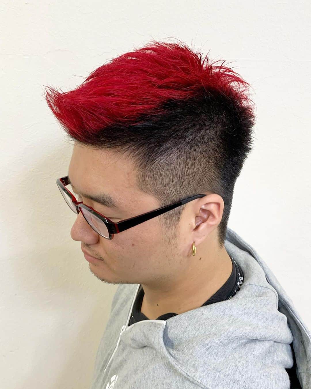 salon PRATiNO(サロンプラチノ)さんのインスタグラム写真 - (salon PRATiNO(サロンプラチノ)Instagram)「. 🔥カット&カラー🔥. . 長めのソフトモヒカン✂️ 伸びてた髪を刈り上げてサッパリさせました！  カラーは全体を染めるのではなく 黒から赤のグラデーションに🔥  サッパリとしたヘアスタイルに カラーで遊び心出した カッコいいスタイル💫💫 . . 【CLAVIS PRATINO】 ◇月曜日～土曜日 11:00～20:00 ◇日曜日 11:00～18:00 ※定休日なし ※時間外はお問い合わせください。 愛知県名古屋市中区錦3-4-19石垣ビル７Ｆ ☎︎052-962-7017 . #hairstyle #hair #cornrow #braids #clavispratino #spiralperm #pratino #hairsalon #nagoya #haircolor #love #派手髪 #外国人風カラー #バレイヤージュ #グラデーション #コーンロウ #ブレイズ #スパイラルパーマ #特殊ヘア #ブラックヘア #美容室 #ヘアサロン #ヘアスタイル #ヘアカラー #クラビスプラチノ #名古屋 #栄 #錦」10月28日 19時39分 - clavis_pratino