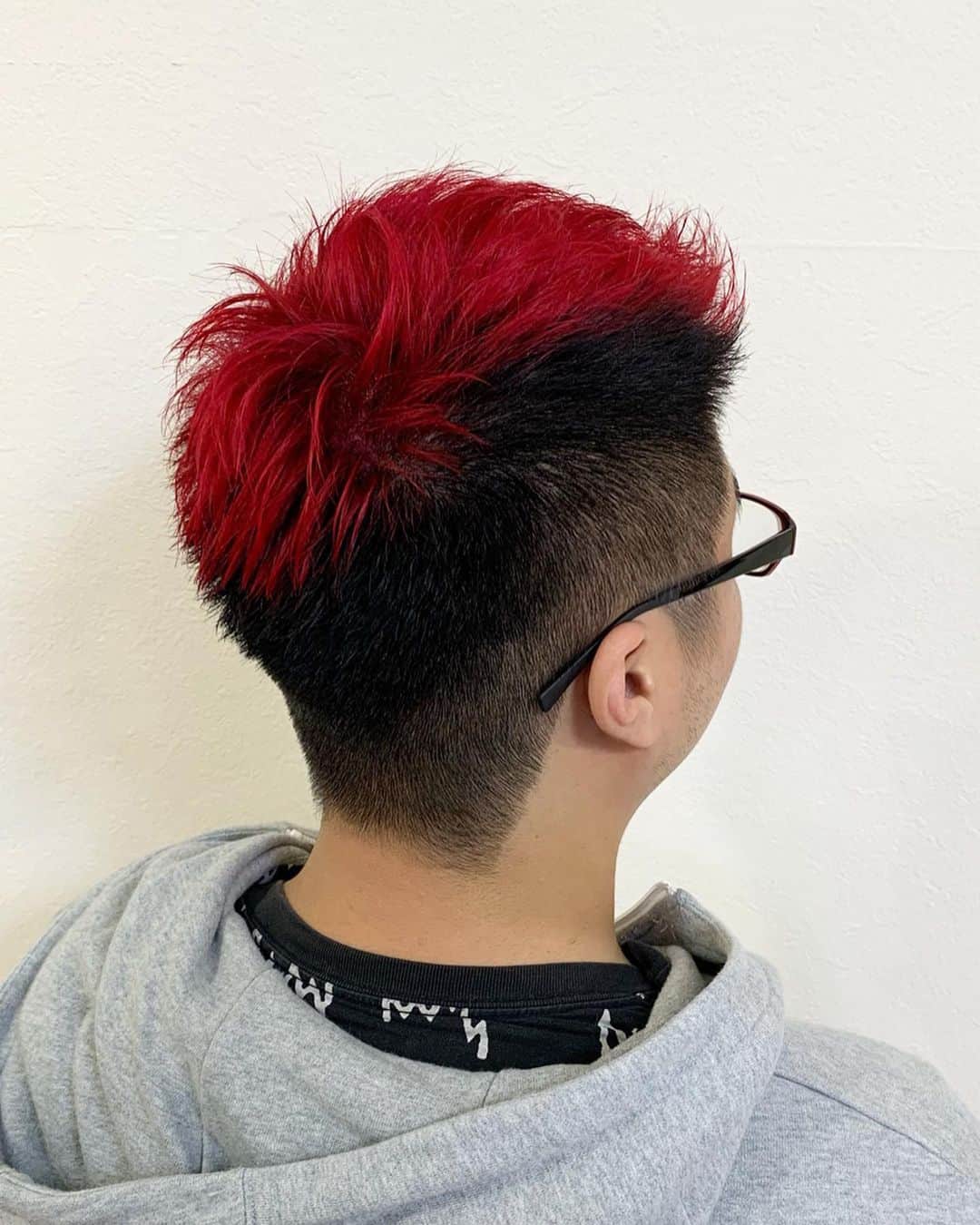 salon PRATiNO(サロンプラチノ)のインスタグラム：「. 🔥カット&カラー🔥. . 長めのソフトモヒカン✂️ 伸びてた髪を刈り上げてサッパリさせました！  カラーは全体を染めるのではなく 黒から赤のグラデーションに🔥  サッパリとしたヘアスタイルに カラーで遊び心出した カッコいいスタイル💫💫 . . 【CLAVIS PRATINO】 ◇月曜日～土曜日 11:00～20:00 ◇日曜日 11:00～18:00 ※定休日なし ※時間外はお問い合わせください。 愛知県名古屋市中区錦3-4-19石垣ビル７Ｆ ☎︎052-962-7017 . #hairstyle #hair #cornrow #braids #clavispratino #spiralperm #pratino #hairsalon #nagoya #haircolor #love #派手髪 #外国人風カラー #バレイヤージュ #グラデーション #コーンロウ #ブレイズ #スパイラルパーマ #特殊ヘア #ブラックヘア #美容室 #ヘアサロン #ヘアスタイル #ヘアカラー #クラビスプラチノ #名古屋 #栄 #錦」