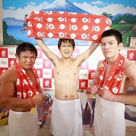 青木真也のインスタグラム：「サウナ好きとして花王のイベントに呼んでもらいました。発汗効果のあるバブを銭湯に投げ込んで汗ダラダラ。しかし北岡さんの黒さ。#家サ活#バブメディケア#PR」