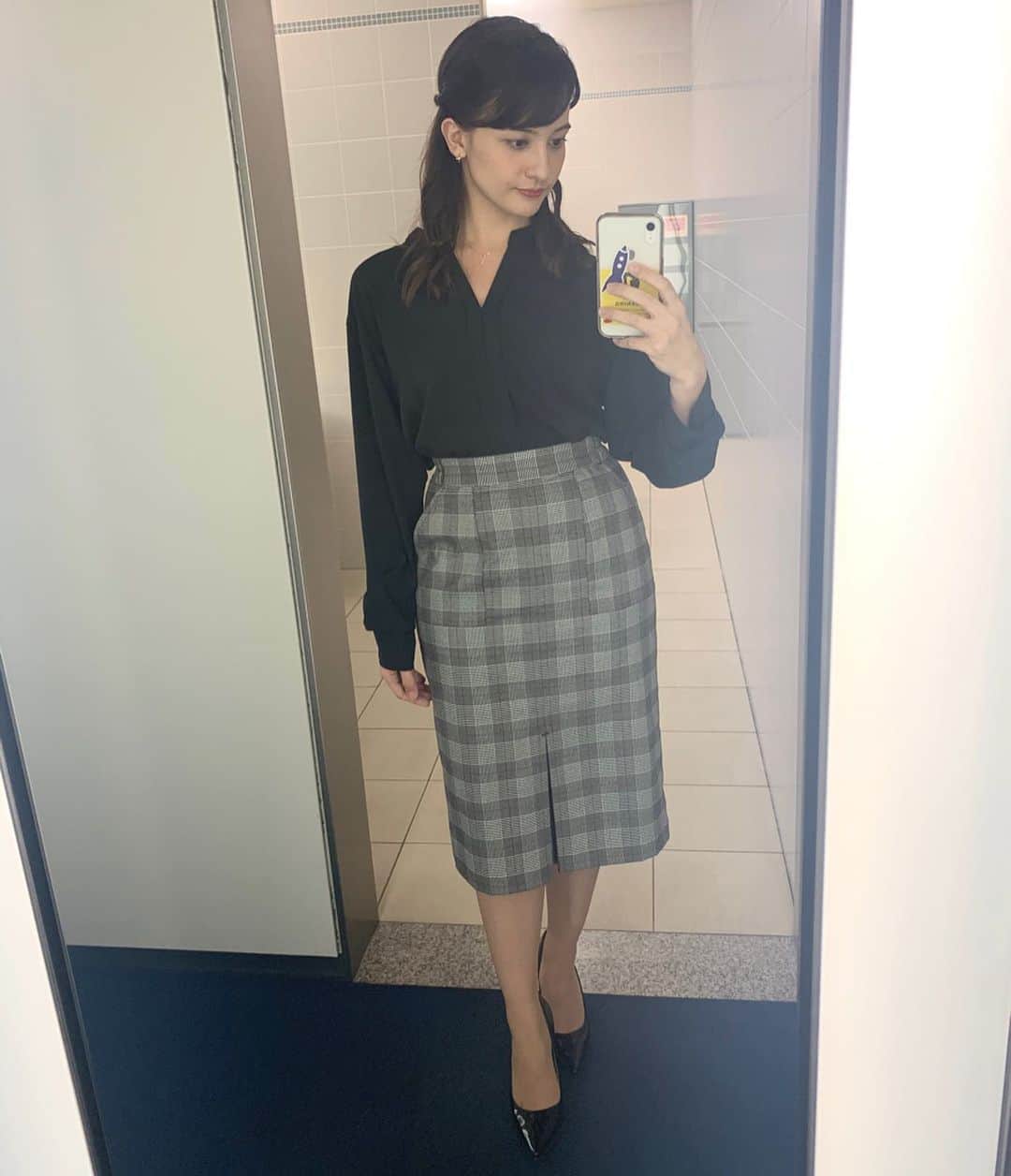 のインスタグラム：「今日は東京は秋晴れで気持ちのよい週の始まりでした😊🍁 明日はまたグッと気温が下がるみたいなのでみなさん風邪には気をつけてくださいね😳 . . . 👗先週のevery.衣装👗 . 10月21日(月) 黒ブラウスにタイトスカート私的大人っぽいコーディネートでした💁‍♀️🌟 ブラウス　@otto_japan スカート　@fabia.jp . 10月22日(火) 襟元のフリルと、スカートがチューリップのような形がお気に入りでした🌷 ブラウス　@galanos_official スカート　@fabulousangela_official . 10月23日(水) ブラウスの色味が大人っぽいけれど、スカートは花柄なので可愛らしい感じもしますかね？🌸 ピアスが実は星⭐️ ブラウス・スカート  @fabulousangela_official  10月24日(木) スカートの形が、向きによって少し長さが変わってひらりとしててかわいいんです💕 ブラウス・スカート　@fabia.jp  10月25日(金) シャツワンピって背伸びした感じがしてたんですが、ピンクベージュが女っぽさ出るのかなとお気に入りでした🥰 ワンピース　@fabia.jp . アクセサリーは全て　@starjewely_press . . 素敵なお衣装をありがとうございました☺️💗 . . #日本テレビ　#日テレ　#newsevery  #衣装　#アナウンサー　　#アナウンサー衣装」