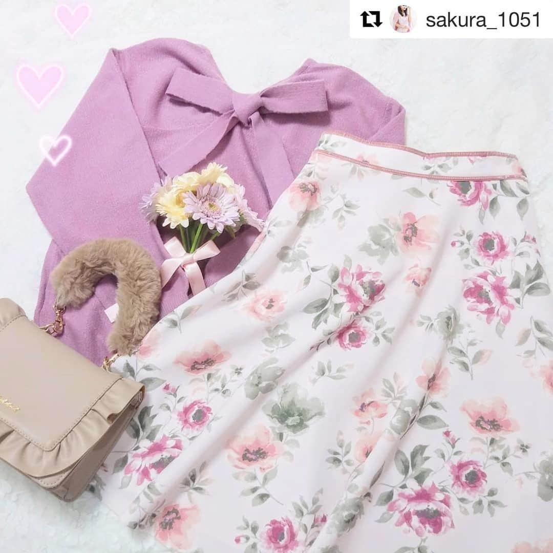 LAISSE PASSEさんのインスタグラム写真 - (LAISSE PASSEInstagram)「素敵なご投稿をありがとうございます💓﻿ ﻿ #Repost @sakura_1051 with @get_repost﻿ ・・・﻿ ·﻿ ♡#newin ♡﻿ ·﻿ @laisse_passe ﻿ @laissepasseroom ·﻿ ♡うしろリボンプルオーバー(パープル)·﻿ ♡ぼかしフラワープリントスカート(ピンク)·﻿ ·﻿ ·﻿ こんばんは💗·﻿ レッセで可愛いニットとスカートをお迎えしました💕💕💕·﻿ 最初はニットだけにする予定だったんですが、スカートも実物を見ると可愛くて(｡>﹏<｡)💓💓💓·﻿ 皆さんのpost見させていただいてブルー系がお上品だし素敵だなぁって思ってたんですが、ピンクも捨てがたくて💦💦迷って迷ってやっぱりピンクになりました😂💗💗💗カタログと一緒のコーデ🌹❤️🌹·﻿ 写真だとわかりづらいのですが、生地もうっすらピンク色のレッセらしい可愛らしさが詰まったスカートです😌🎶·﻿ バックリボンが可愛いニットはピンク寄りのバープル🎀💜🎀とってもシンプルなので色々なスカートに合わせてたくさん着たいと思います❁*.ﾟ·﻿ ·﻿ ·﻿ ·﻿ #laissepasse#laissepasseroom#mischmasch#レッセパッセ#置き画#大人可愛い#大人pink#pinkcode#キレイめコーデ#フェミニン#上品コーデ#花柄スカート#ribbon#リボン#お洒落さんと繋がりたい#おちびコーデ#美人百花#mimia_code#4meee」10月28日 19時51分 - laisse_passe