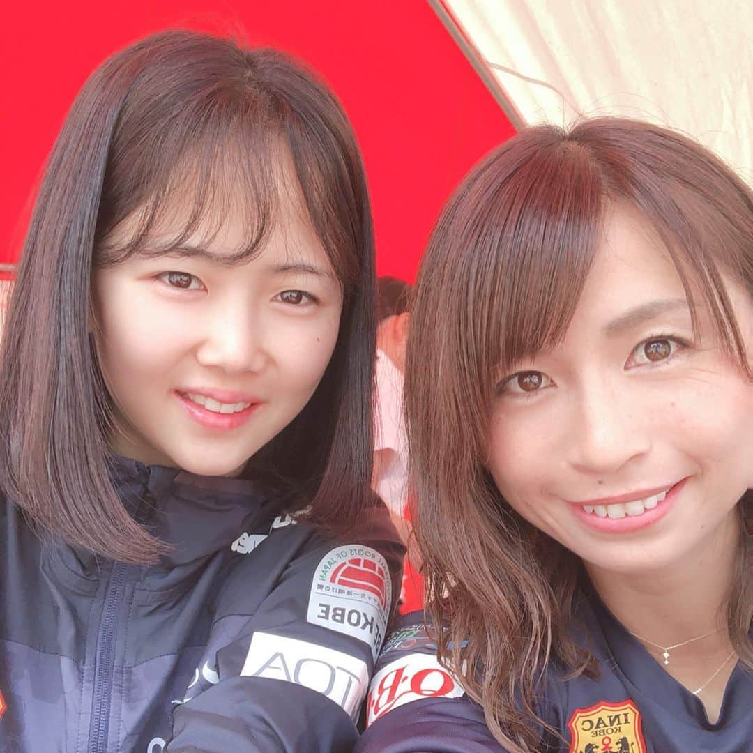 鮫島彩のインスタグラム：「本日は久々にブログ風に書きます🙋‍♀️ ・ ・ ・ ホーム最終戦、沢山の応援をありがとうございました。 ・ 試合に関わることは出来きないので、ミナと私は会場ブースのお手伝い🙋‍♀️ 久々に皆さんのお顔を拝見できてあ〜良かった🤗 グッズの押し売りにご協力いただきありがとうございました🙌笑 ・ ・ 色紙やユニフォームに『サインと鮫島さんの好きな言葉を書いてください』というご要望を度々いただくけれども、 ・ スキな言葉スキな言葉スキな言葉…… ・ 過去に本で出会った言葉や恩師から頂いた言葉の脳内検索開始するけれど、すぐにフリーズ🌀🌀🌀 ・ それでも絞り出して絞り出して、最後の一滴まで無駄にするもんかと少し値が張った美容液を全力で絞り出すそんな勢いで絞り出した末に、結局いつも私が書くのは ・ 『ラーメン』 『チョコレート』 『オフ』 ・ などというアスリートらしからぬ言葉になってしまい本当にあぁごめんなさい。笑 ・ でも嘘偽り一切なく、本人の大好きな言葉なので、堂々と、そのラーメンと書かれた一見謎のユニを着用してガンガン応援してもらえたら嬉しい限りでございます。 ・ ・ 試合前の会場の雰囲気を眺めることは今までなかなか無い経験だったけれど、応援に来てくださる方たちは、こんな表情でブースを回ったり、イベントで盛り上がったり、こうやって徐々に気持ちが昂っていく中で席についていざ試合が始まるんだ、と。 ・ 期待感という目に見えないものですが、それをまたいつもとは違う角度から感じることができた気がします。 ・ ・ その期待感に応えられるパフォーマンスが出せるよう、まずは1日でも早く復帰できるようにリハビリに励みます💪 ・ それとそれっぽい好きな言葉探しておきます。笑 ・ ・ #inac神戸レオネッサ #女子サッカー #イミナ」