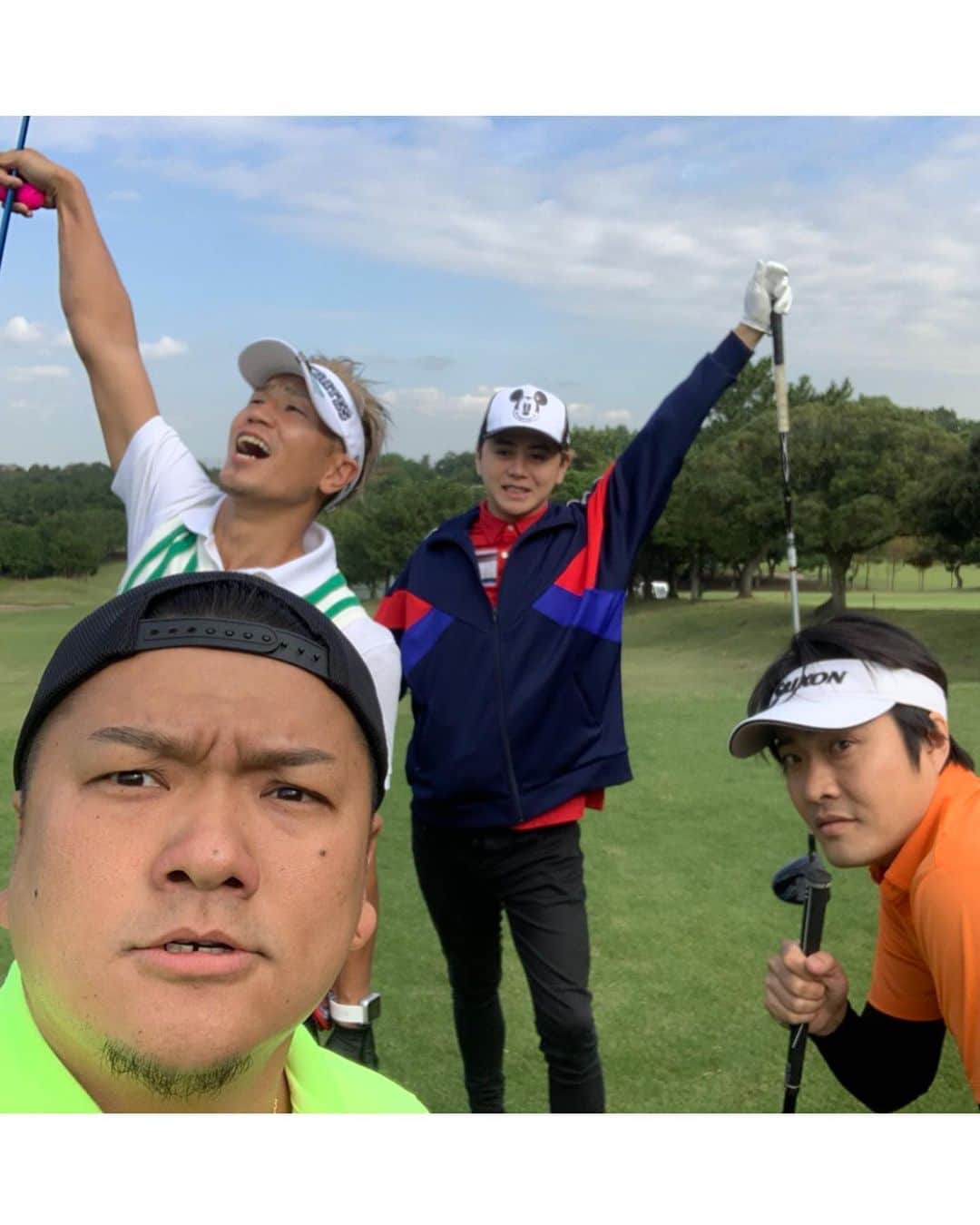 城戸康裕さんのインスタグラム写真 - (城戸康裕Instagram)「試合前ラストコース☺️⛳️ ・ 山田親太朗くんと、スポンサーのJ’sメディカル整体院 @joji_good さんと、お友達と😄 ・ 素晴らしいスイングからの、 ・ 30ヤードしか飛ばなかった動画笑 ・ #golf #ゴルフ　#⛳️ @shintaro.y #jsメディカル整体院」10月28日 19時55分 - yasuhiro.kido