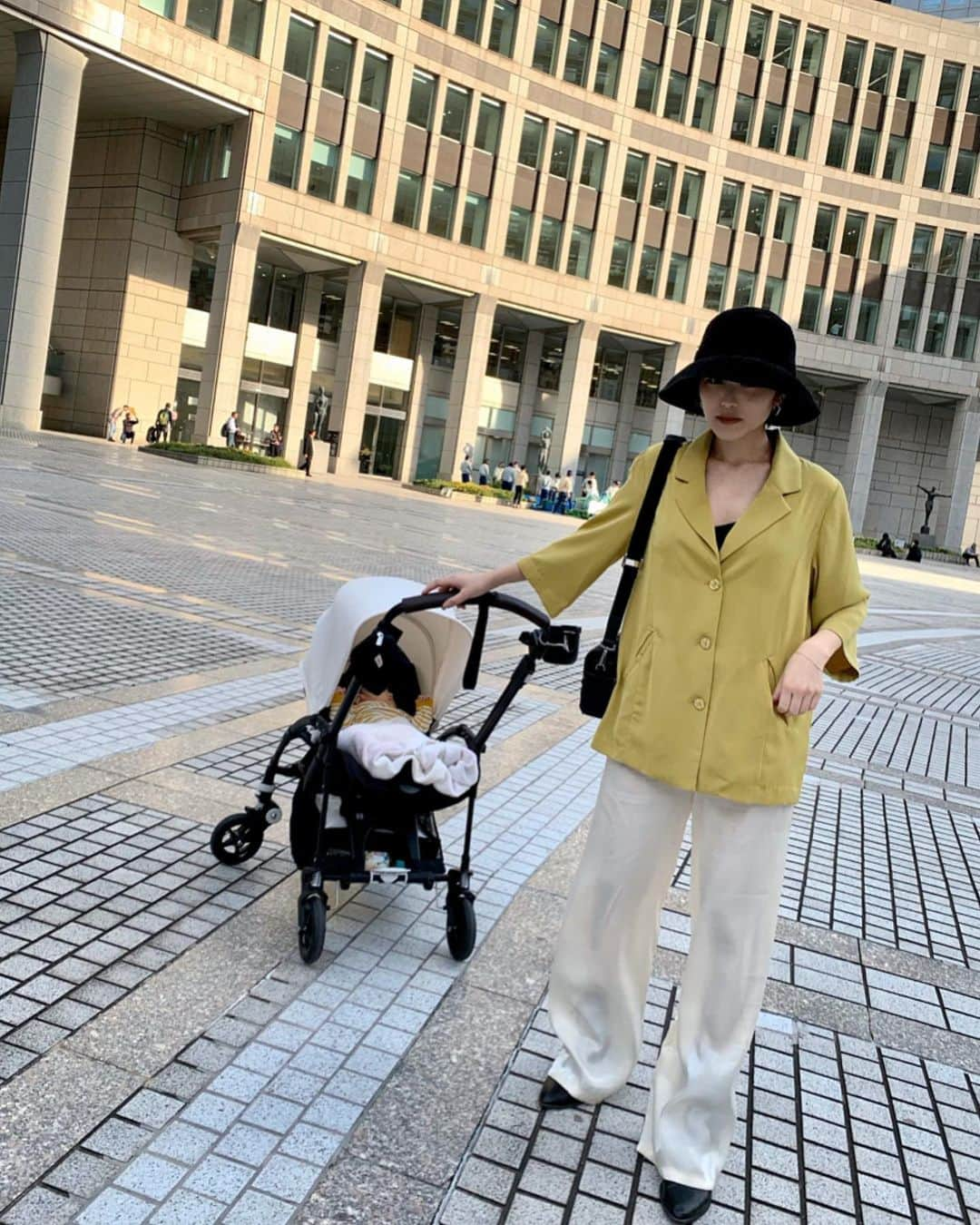 森暖奈さんのインスタグラム写真 - (森暖奈Instagram)「今日は👶のパスポートを申請しに🥰 どうやって証明写真撮るんだろう？と思ったけど、証明写真アプリが使えた🙌 自分で撮ってコンビニでプリントするだけだよ〜なんて便利なんだ〜〜！ それと必要なものは戸籍抄本と母子手帳、保険証だけでした💪 無事に出来あがりますよーに✨  お洋服タグづけしました🏷  #令和ベビー#女の子ベビー#女の子ママ#0歳#乳児#0歳2ヶ月＃ママファッション#ママコーデ#ママリ#ベビーカー#赤ちゃんのいる生活」10月28日 20時00分 - moriharuna71