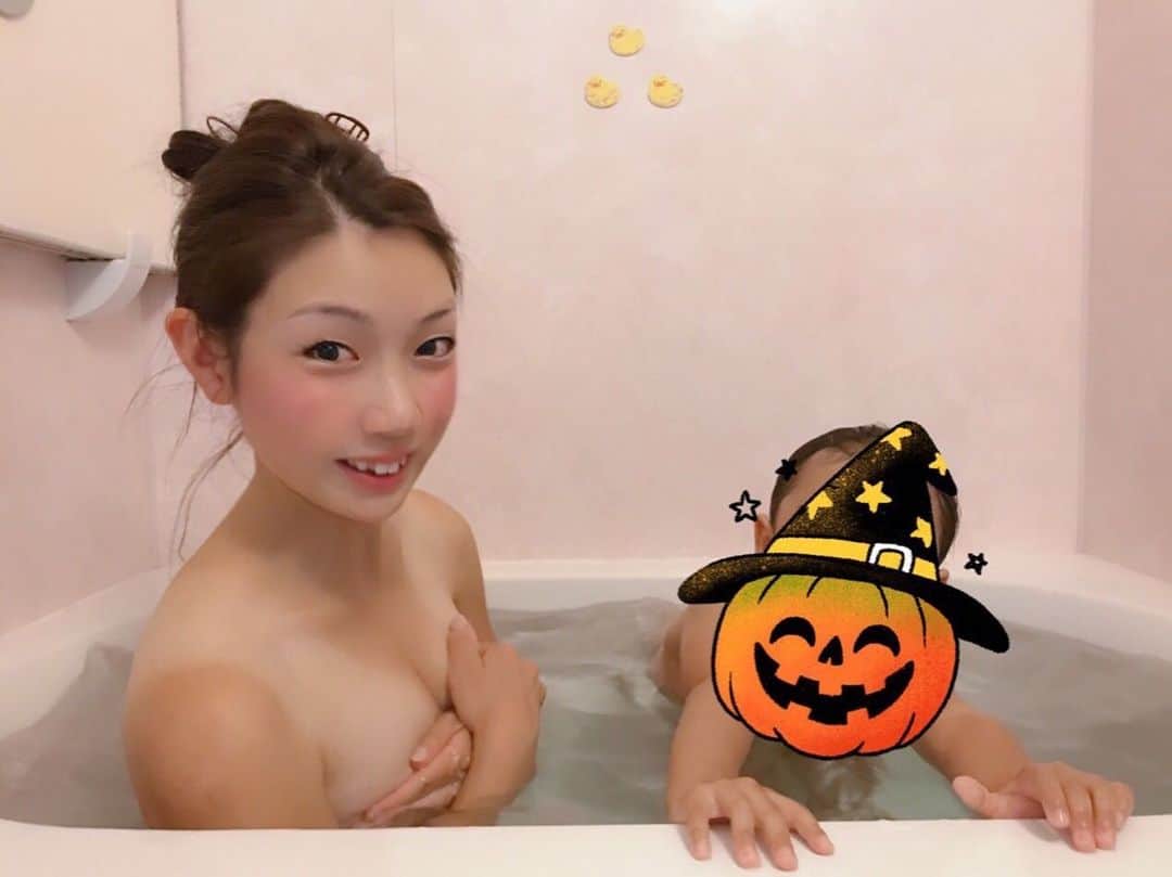 新姪っ子シリーズ mahoさんのインスタグラム写真 - (mahoInstagram)「(*´꒳`*)🌸 。 先日の続き🙋‍♀️ #スッピン 失礼💦 。 。  カラコンも#メイク も何もしてません… ただ#姪っ子 のリクエストで一緒に#お風呂 🛀 。 。 笑いすぎ🤣ワラ 癒されますね❤️✨ 。 。  しかし…#後れ毛 が爆発し ...