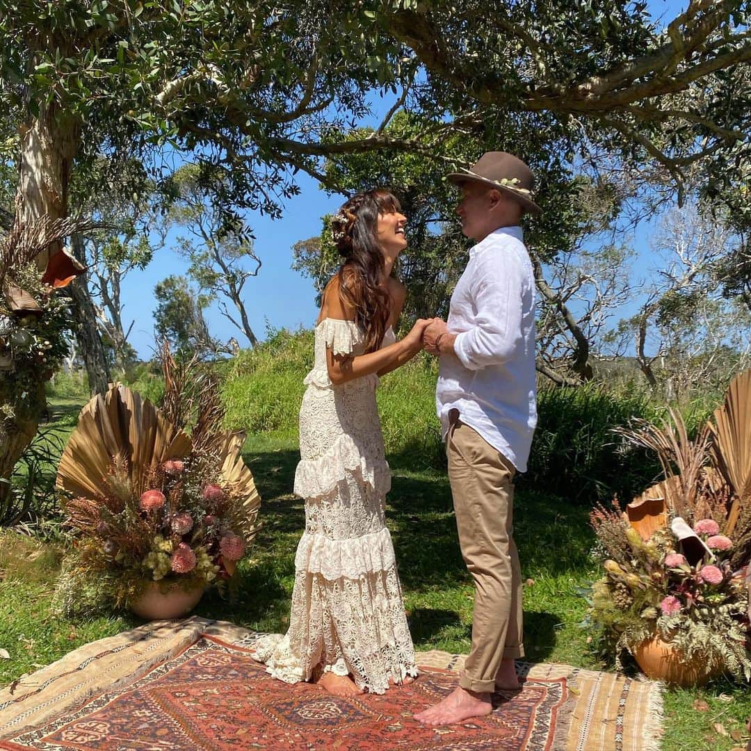 アシュリー・ハートのインスタグラム：「Congratulations to this incredible Hubby and Wife!!! @kimberleesexty it was just an honor to be by your side on this special day and everyday moving forward, encouraging you to continually keep opening that amazing heart of yours, the commitment Iv made as your bridesmaid. You made the most beautiful bride, as you do mother, friend, woman and now Wife. So proud of you my girl!!! .  Thank you @_pikt for the perfect flower arrangements, for this perfect  day!!!」