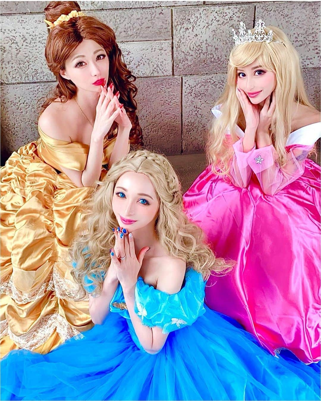 真優川咲さんのインスタグラム写真 - (真優川咲Instagram)「#💛#💙#💖#💍#💎 #dハロ 初参戦 ..xoxo 💜💫✨ . #Cinderella #princess になりました 👸🏼👑👗⭐️ 女の子は誰しも1度は憧れるよね..?🥺💖 . この日の為にオーダーした #シンデレラ実写版 の完コピ #ドレスと 自作の#ウィッグ に 一生懸命考えた 💙#シンデレラネイル 💙 💅( @malvina.salon )💍💎🦋 #メイク も自分なりに研究して #ブルー を貴重とした #シンデレラメイク で望んだよ 😎👸👑🏰 ⭐️💙⭐️💙⭐️ (#遊びも全力 ww👏🏻🤣😘) . はななの #bell 💛🌹も にゃむの #Auroraprincess 💗🌈 も #可愛すぎ て癒されたぁ ..👑🤤🙈💫✨ . まだまだ沢〜山 📸 プロのカメラマンさんに撮って頂いた 素敵な写真があるので また ﾁｮｺﾁｮｺ 載せます 🥰🤗 良ければお付き合いくださいませ (*˘ ³˘)💙💋 . みんなも 素敵な #HappyHalloween を..🎃🍬🍭🧡✨ #disney #Halloween #disneyprincess #disneycosplay #2019 #Love 💋」10月28日 20時05分 - saki_411