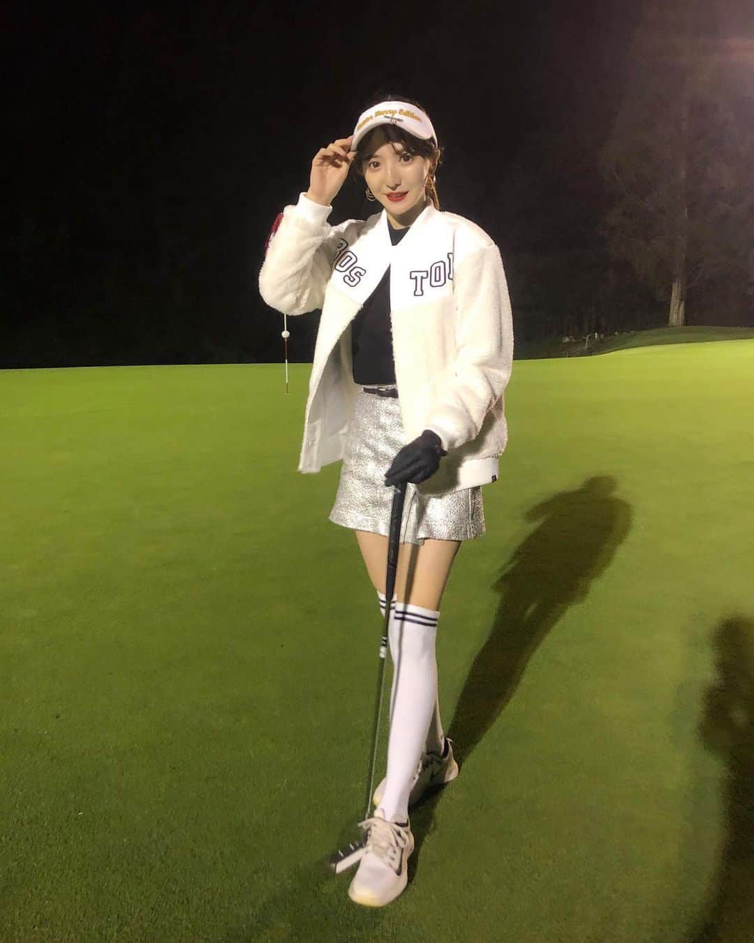 平木愛美のインスタグラム：「ナイター🌜🧡 ２枚目の動画は、きのう言ってた奇跡のロングパット！！！🧚‍♂️⛳️💕ではなく！ふつうのパター！笑 （喜びかたの動きやっぱりださめ。🤢） ロングパットは奇跡すぎて、動画にはおさめられなかった！！ ナイター、終わりは深夜１時頃だったりして、ちょっとおつかれもーどなお眠顔です🌗笑  白のもこもこなアウター、今季はゴルフウェアでもゲットしてしまった！💛 . #ひらきのゴルフ #ゴルフコーデ #golf」