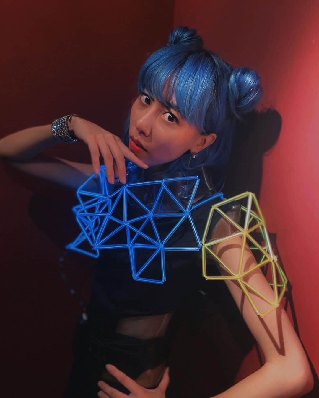 草野絵美のインスタグラム：「New wire dress piece by @jun1chi 👽 発光するELワイヤードレスピース作ってもらった✨こんどは全身につけてみたい。 #新衣装 #satelliteyoung」