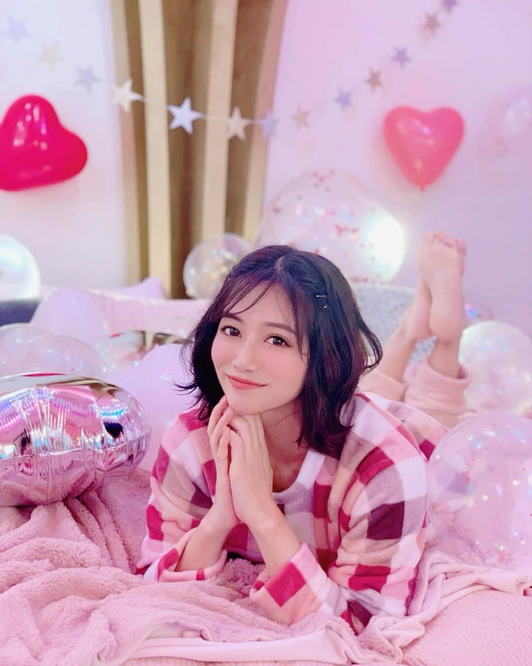のインスタグラム：「こんばんは😊💕 . 最近寒くなってきて、パジャマもあったかくて気持ちいいルームウェアを探してる人も多いのではないでしょうか？❤️ . 今日、10/28から店頭発売のGUのルーム・インナーウェアのマシュマロフィールを着て撮影させて頂きました📸 . 名前の通りすっごく肌触りがマシュマロみたいにやわらかくて、さらっとしててまさに、ずるい肌触り🥺❣️❣️ . 仕事から帰ってきて袖を通した瞬間にオフタイムに切り替えられるよ❤️ . カップルでお揃いで着ても可愛いし、女子会で色違いできてもとってもかわいい🥺🥺 . 私はこれを着ながら、まったりカタンとかボードゲームをしたいです🃏笑 . 上下で2,500円くらいなのも嬉しい☺️しかもなんと今回GUさんのHＰにも載っちゃうかも！？ ぜひチェックしてみてね💕 . 今日もお疲れ様でした❤️✨ . #マシュマロフィール #ずるい肌触り #gu #ジーユー #gupr #部屋着 #ルームウェア #パジャマ #プチプラ #もこもこ #ふわふわ #気持ちいい #マシュマロ #プチプラコーデ #チェック #セットアップ #pajamas #roomwear #インスタ映え #バルーン #ピンク #pink #happy #カタン #ボードゲーム #カードゲーム #ゲーム #ゲーム好き #game」
