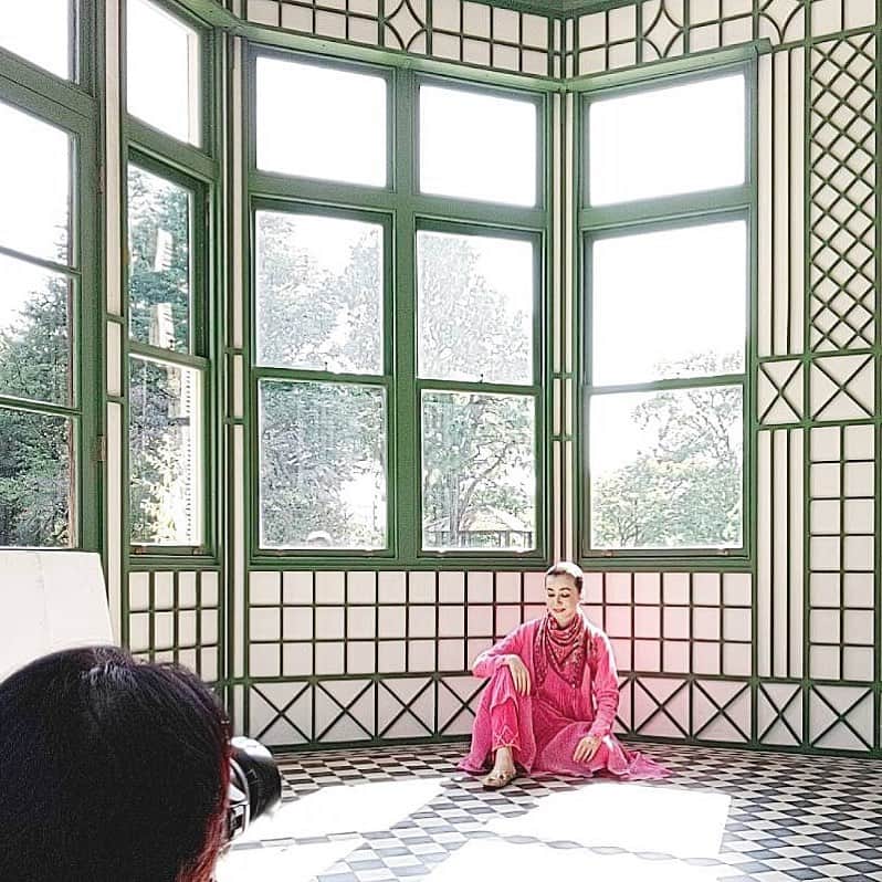 のインスタグラム：「今日は、春夏のロータスのストールと服の撮影。 #ハウスオブロータス #houseoflotus」