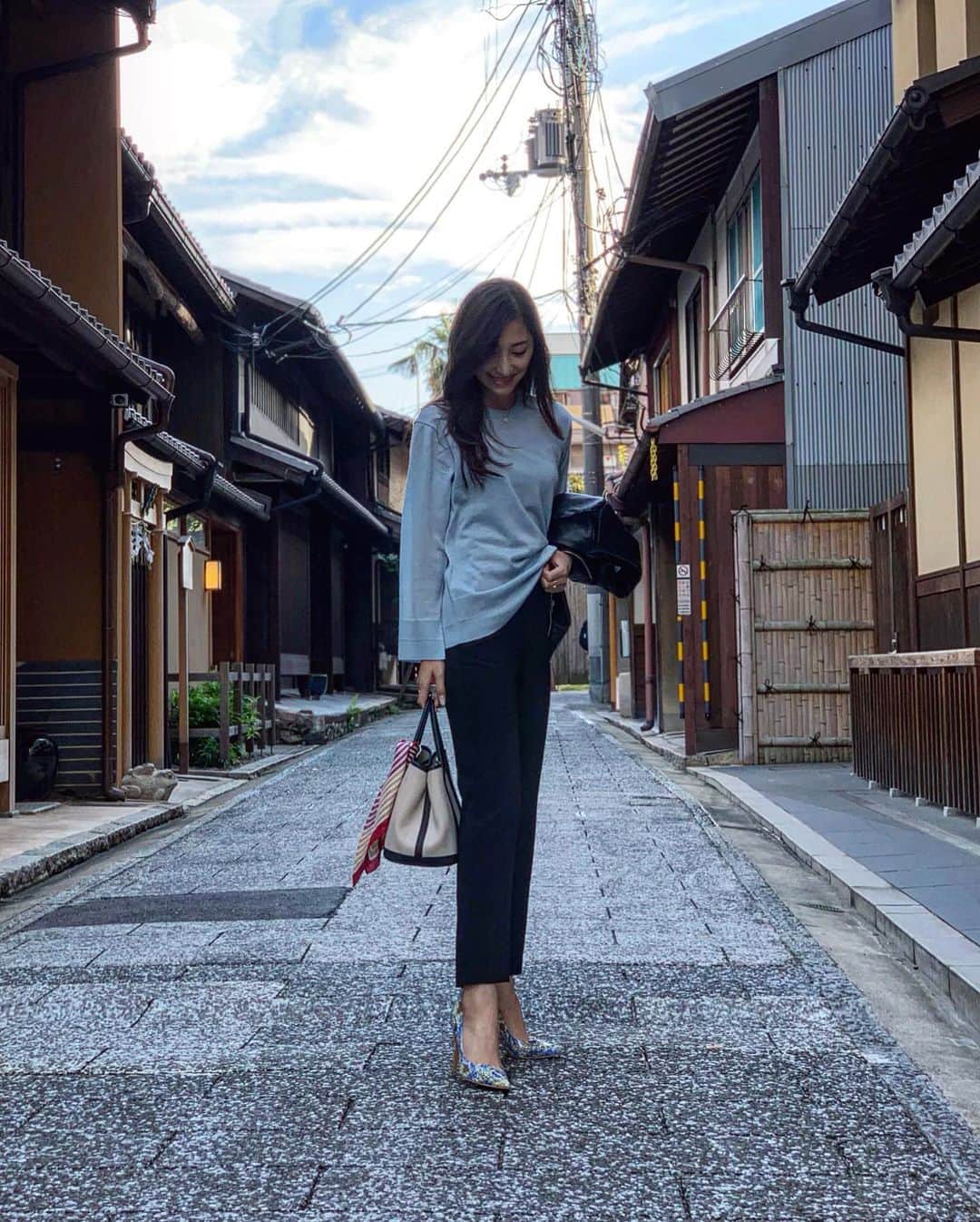 雨宮みずきさんのインスタグラム写真 - (雨宮みずきInstagram)「． 京都での私服は 大人シンプルでした💙 ． @milaowen_official の トップスは軽くて柔らかい 高級糸“ビエラヤーン”を使用した さらっとした薄手のニットだから 着心地がとってもいいよ♡ ． tops/pants▷ @milaowen_official pumps▷ @dianashoespress bag▷ @hermes scarf▷ @lagunamoon_com ． #大人シンプル #シンプルコーデ #ニットコーデ #ビエラヤーン #着心地のよい暮らしの服 #ニットトップス #kyoto #京都 #京都観光 #京都グルメ #京都旅行」10月28日 20時28分 - ammymzk0926