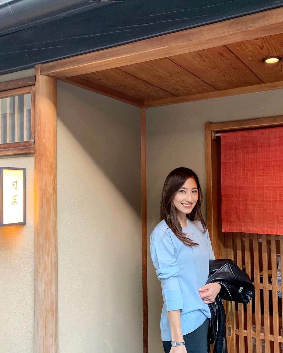 雨宮みずきさんのインスタグラム写真 - (雨宮みずきInstagram)「． 京都での私服は 大人シンプルでした💙 ． @milaowen_official の トップスは軽くて柔らかい 高級糸“ビエラヤーン”を使用した さらっとした薄手のニットだから 着心地がとってもいいよ♡ ． tops/pants▷ @milaowen_official pumps▷ @dianashoespress bag▷ @hermes scarf▷ @lagunamoon_com ． #大人シンプル #シンプルコーデ #ニットコーデ #ビエラヤーン #着心地のよい暮らしの服 #ニットトップス #kyoto #京都 #京都観光 #京都グルメ #京都旅行」10月28日 20時28分 - ammymzk0926